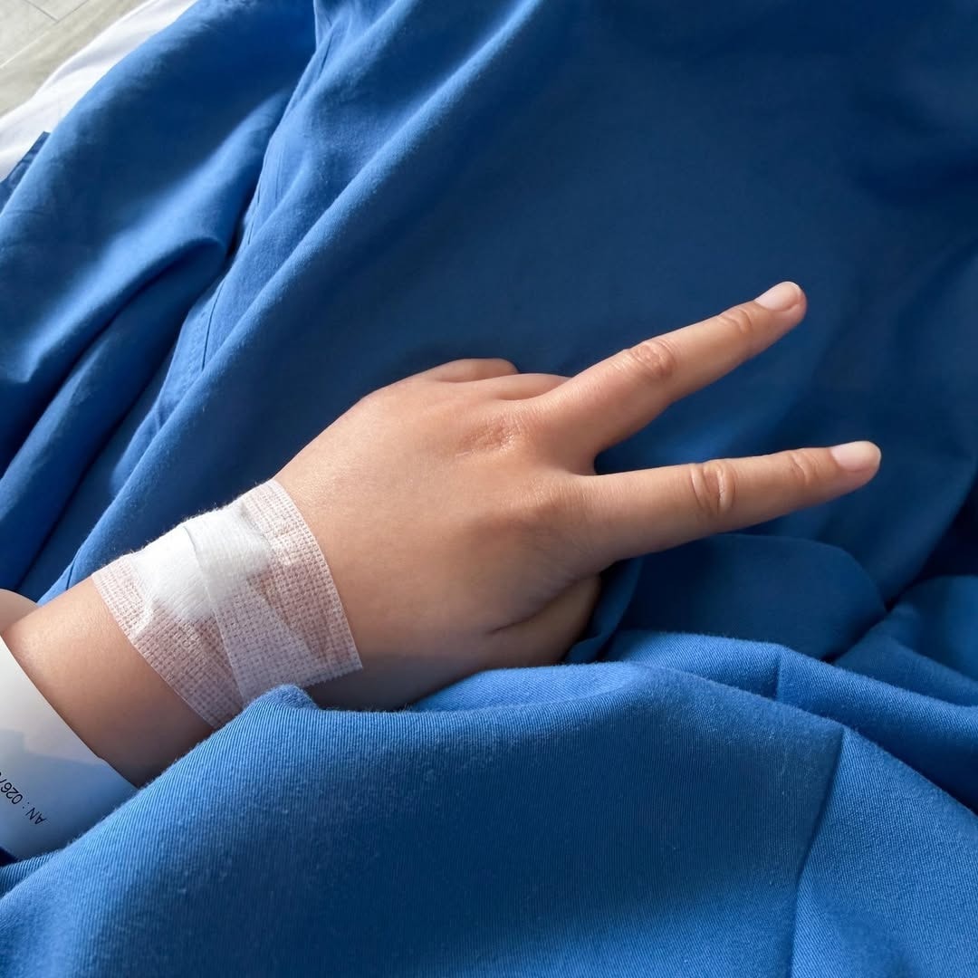 Ca sĩ Vũ Cát Tường đăng ảnh đang điều trị tại bệnh viện