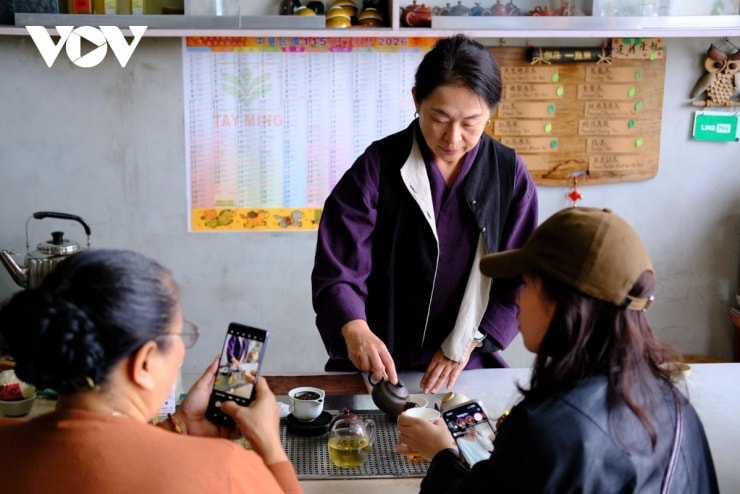 Người dân bản địa tại Alishan chuẩn bị trà truyền thống