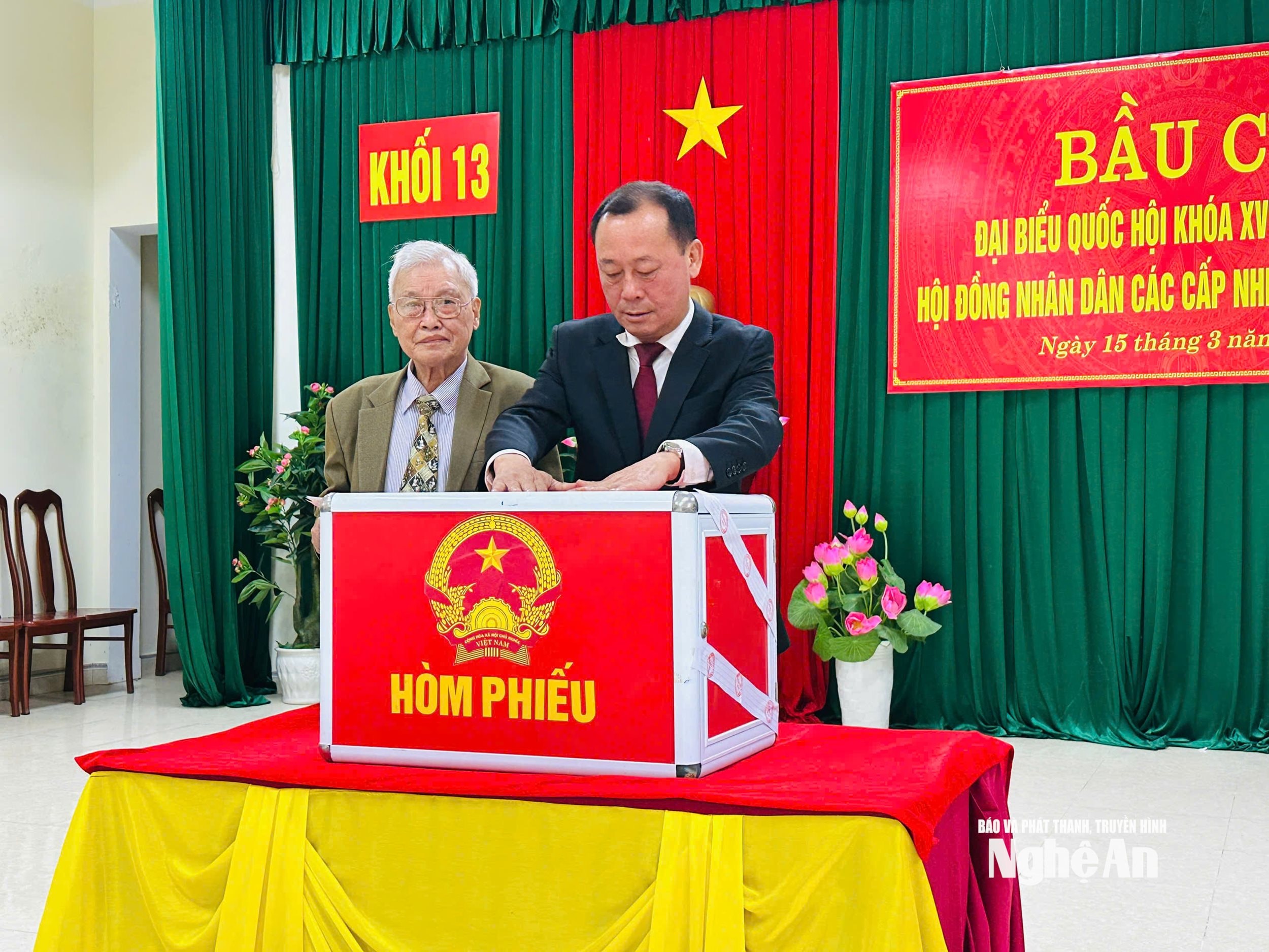 í thư Đảng ủy phường Trường Vinh Phan Đức Đồng thực hiện bỏ phiếu bầu cử. Ảnh: NH