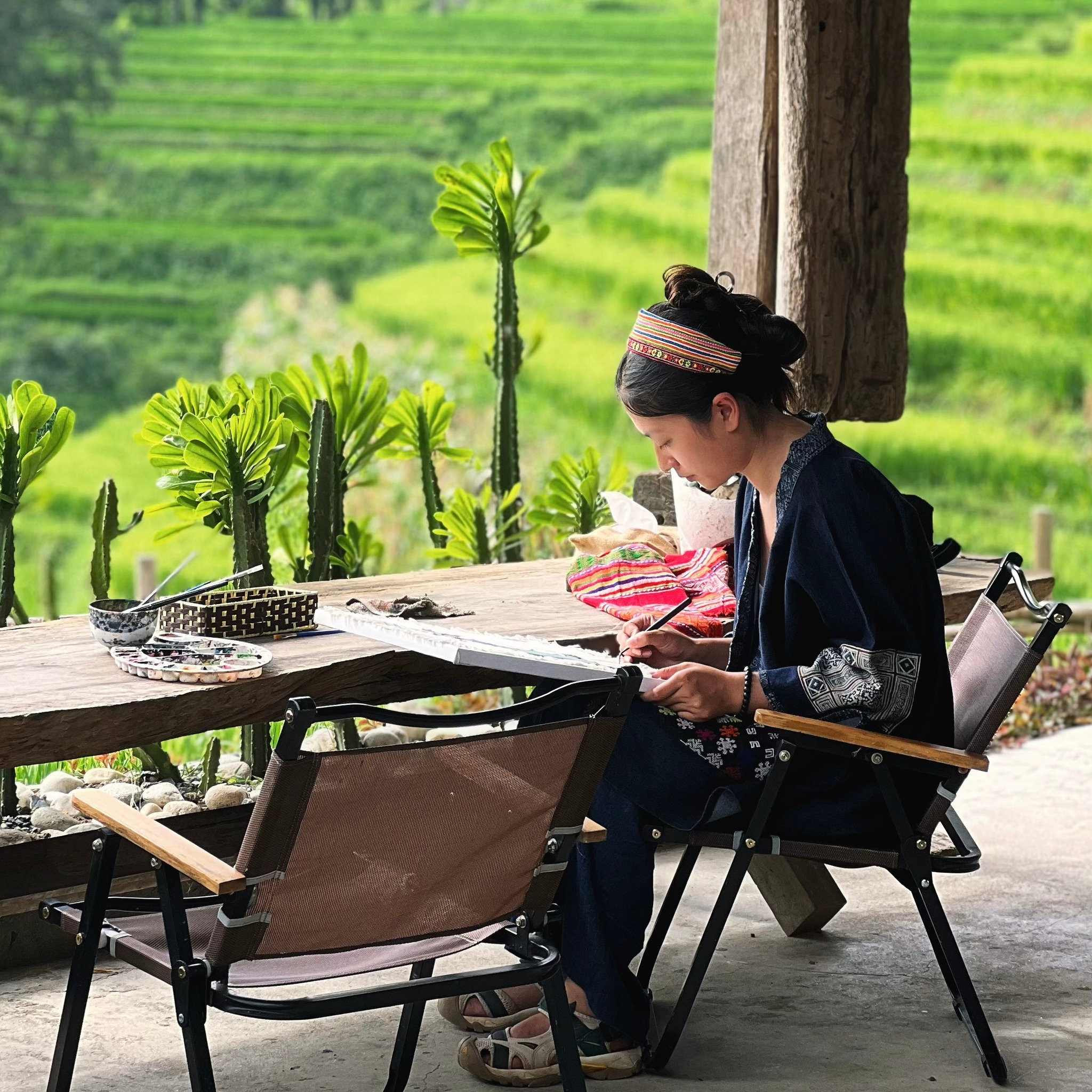 Phía sau những thước phim đẹp về cảnh sắc, con người là lịch làm việc không phải ai cũng trụ được. Ảnh: NVCC