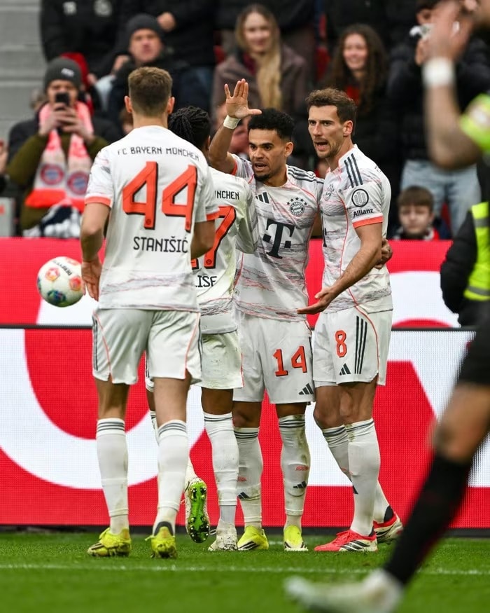 Bayern thoát thua Leverkusen trong trận cầu tranh cãi