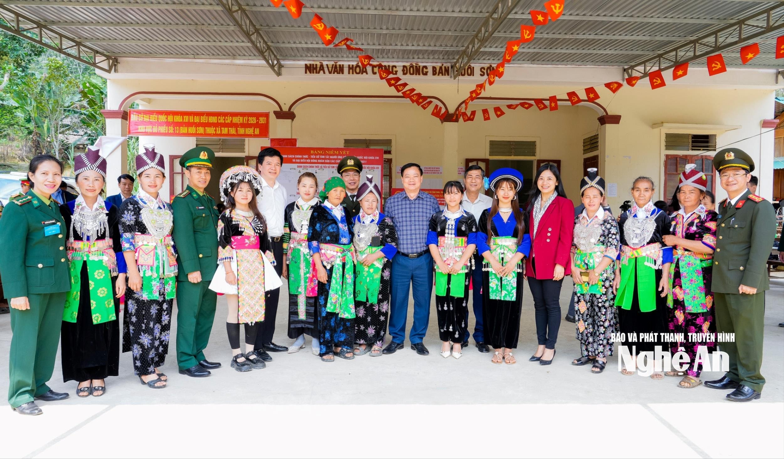 Bí thư Tỉnh ủy Nguyễn Khắc Thận cùng đoàn công tác của tỉnh chụp ảnh lưu niệm với cử tri bản Huồi Sơn, xã Tam Thái trong ngày bầu cử sớm.AnhPB