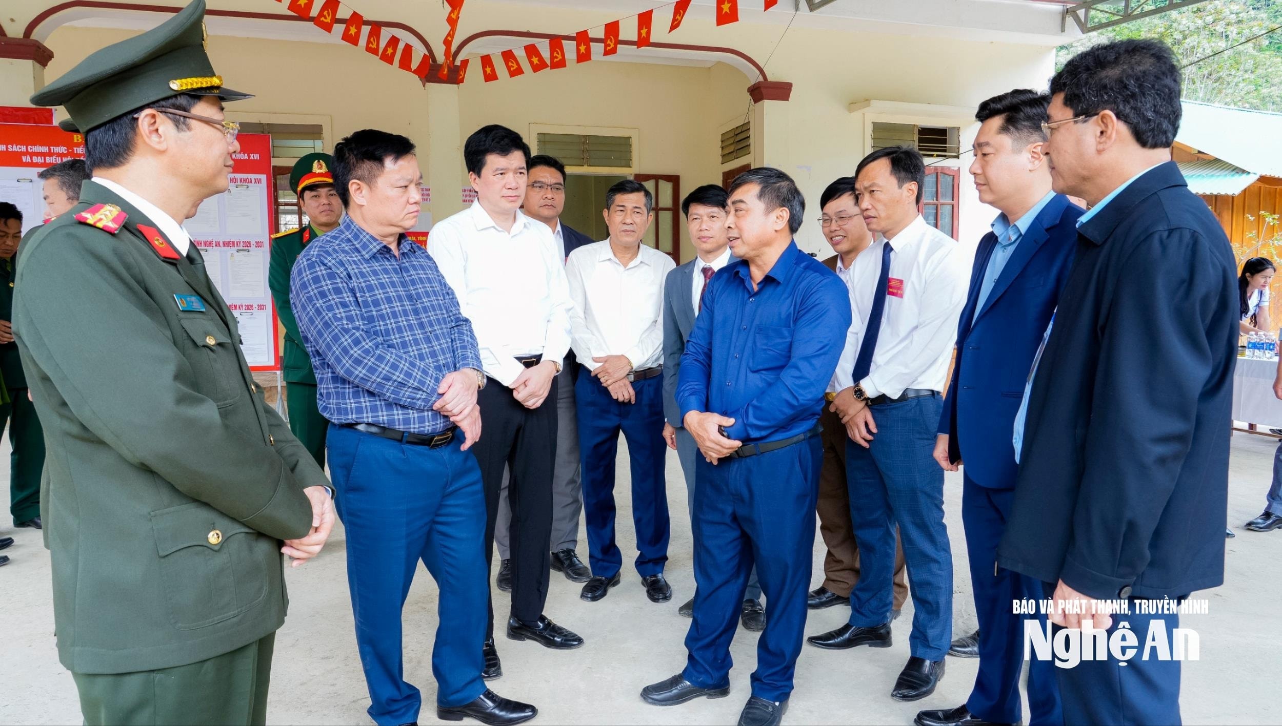 Bí thư Tỉnh ủy Nguyễn Khắc Thận nghe lãnh đạo xã, bản báo cáo công tác tổ chức bầu cử sớm. ẢnhPhạm Bằng