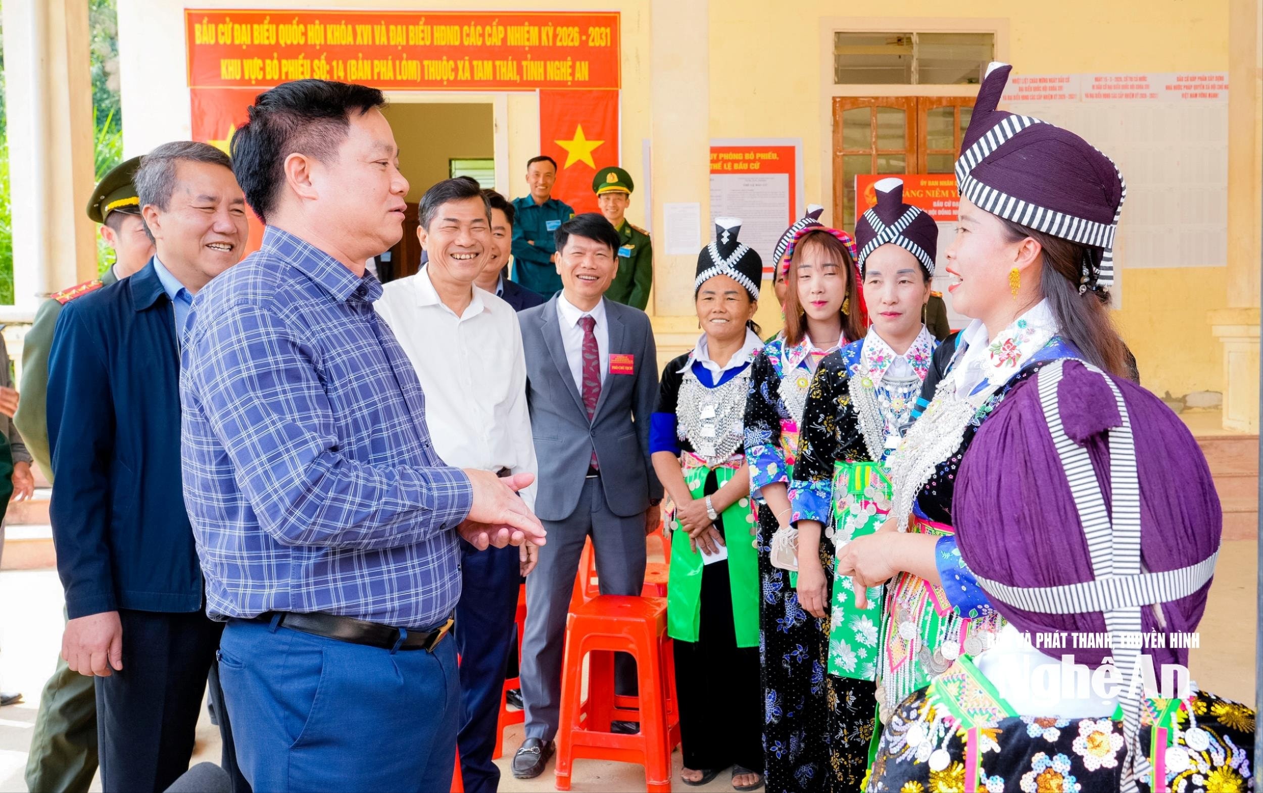 Bí thư Tỉnh ủy Nguyễn Khắc Thận thăm hỏi, động viên và ghi nhận tinh thần trách nhiệm của các cử tri. Anh Phạm Bằng