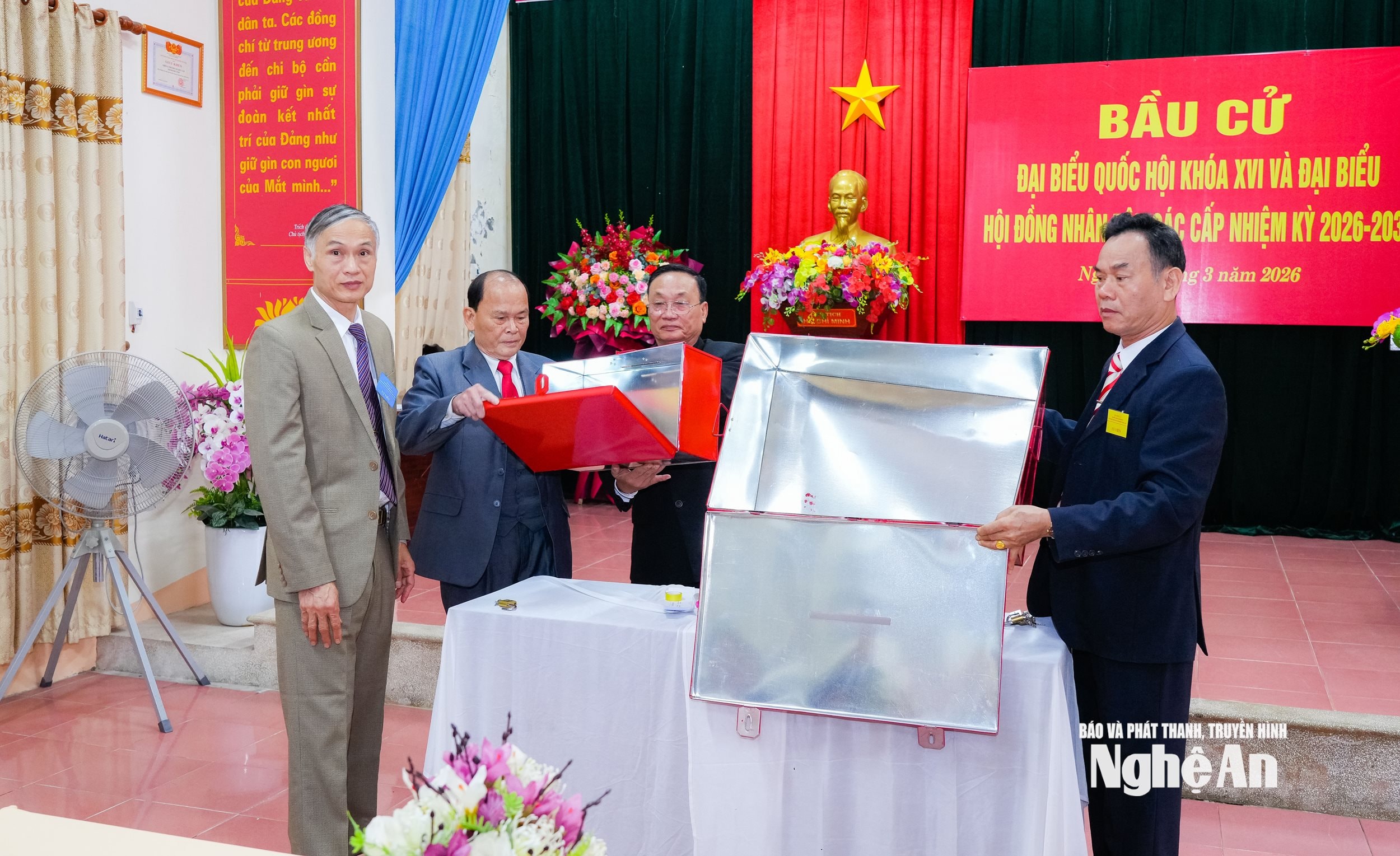 Thủ tục kiểm tra hòm phiếu. Ảnh: Thanh L