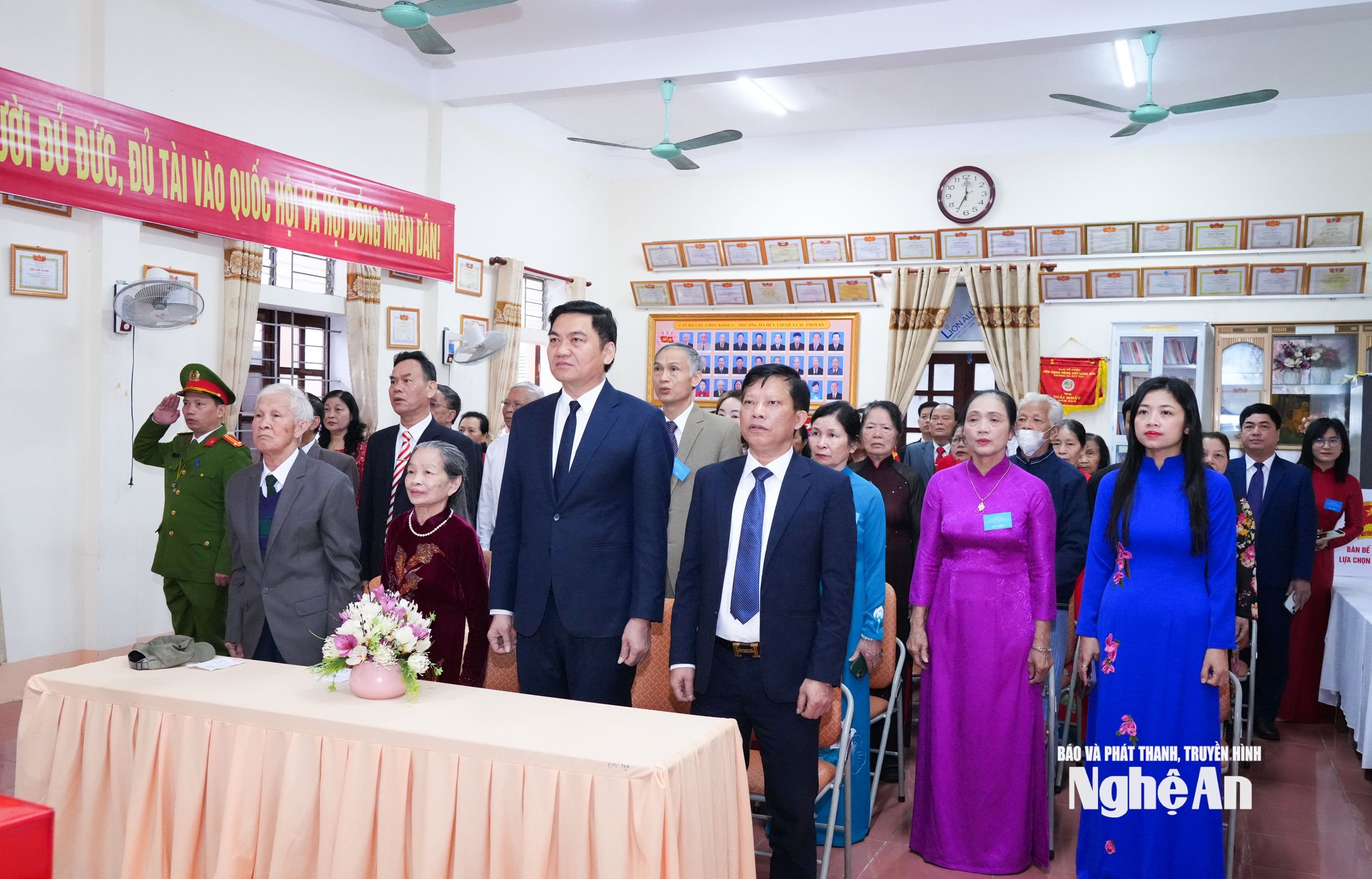 Đồng chí Hoàng Nghĩa Hiếu cùng các đại biểu dự thủ tục khai mạc