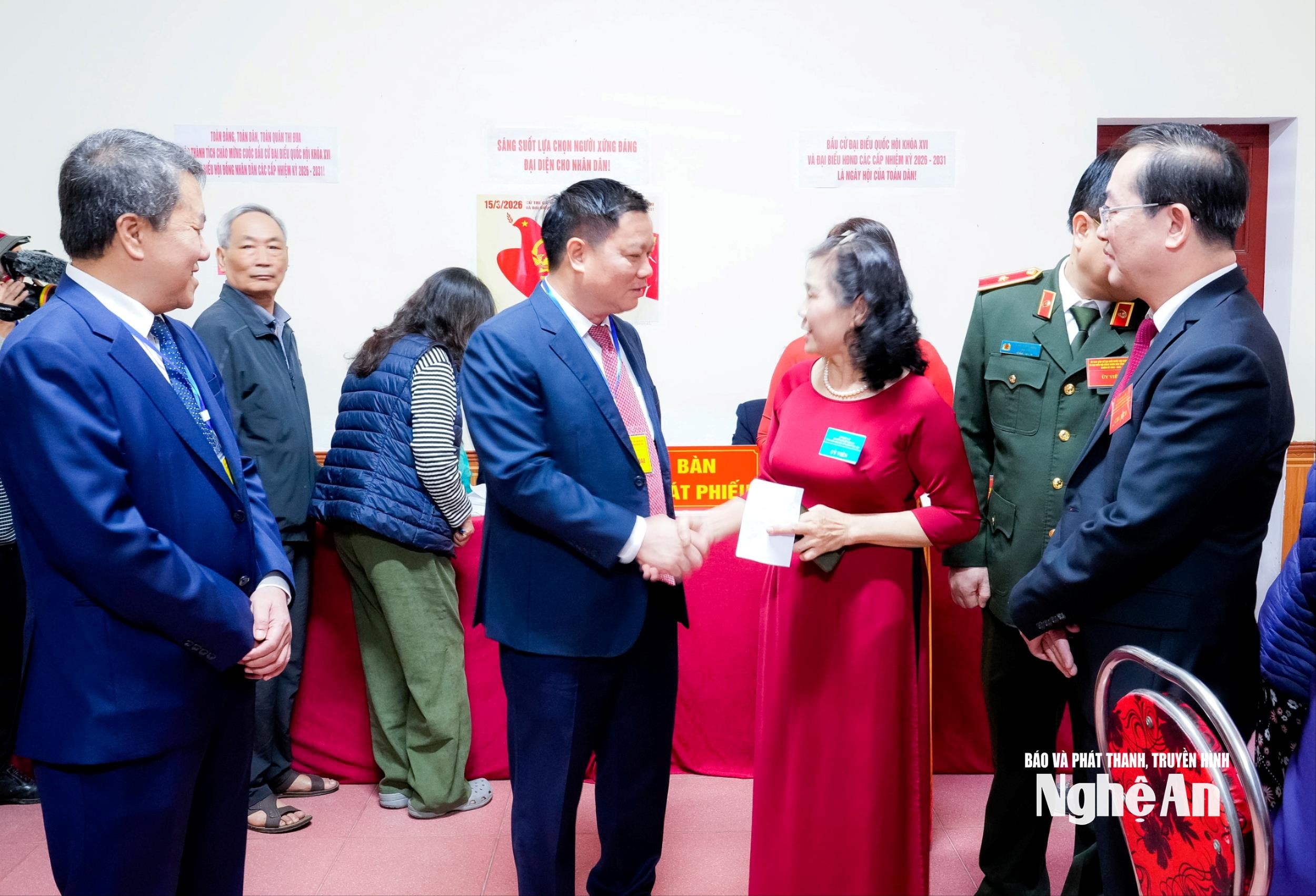 Bí thư Tỉnh uỷ Nguyễn Khắc Thận kiểm tra công tác tổ chức bầu cử tại các địa phương. Ảnh: Phạm Bằng