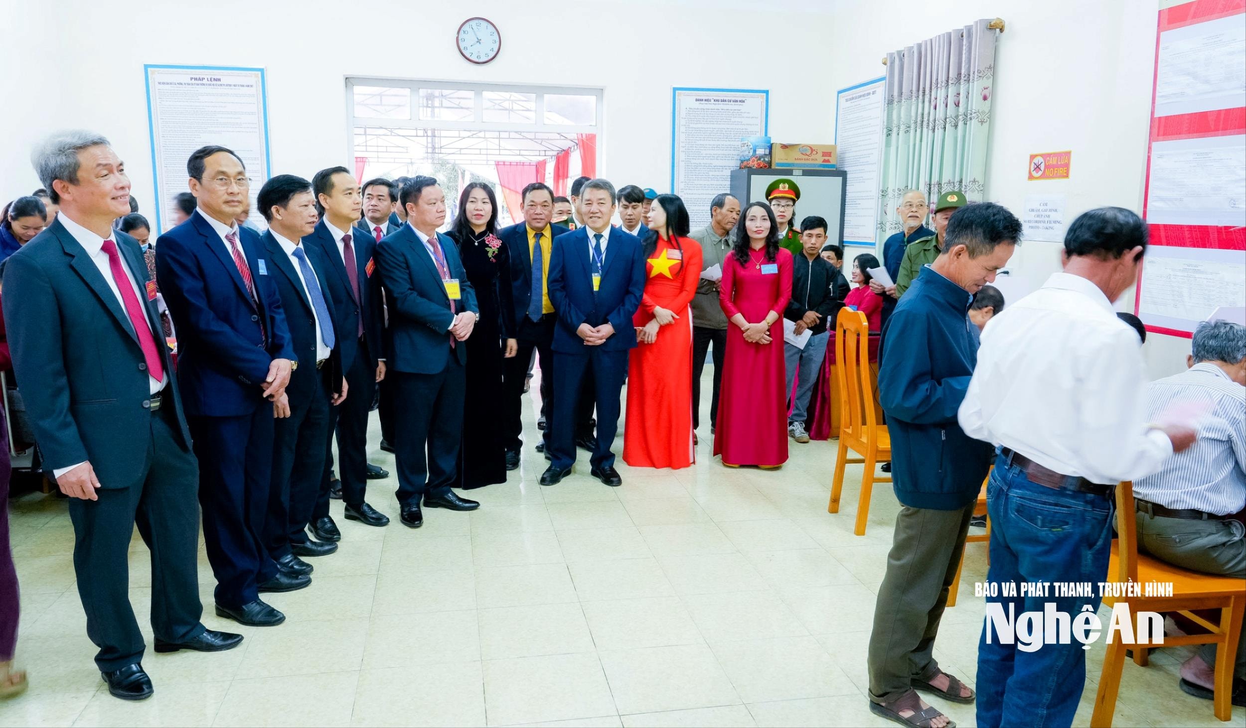 Bí thư Tỉnh uỷ Nguyễn Khắc Thận kiểm tra công tác tổ chức bầu cử tại các địa phương. Ảnh: Phạm