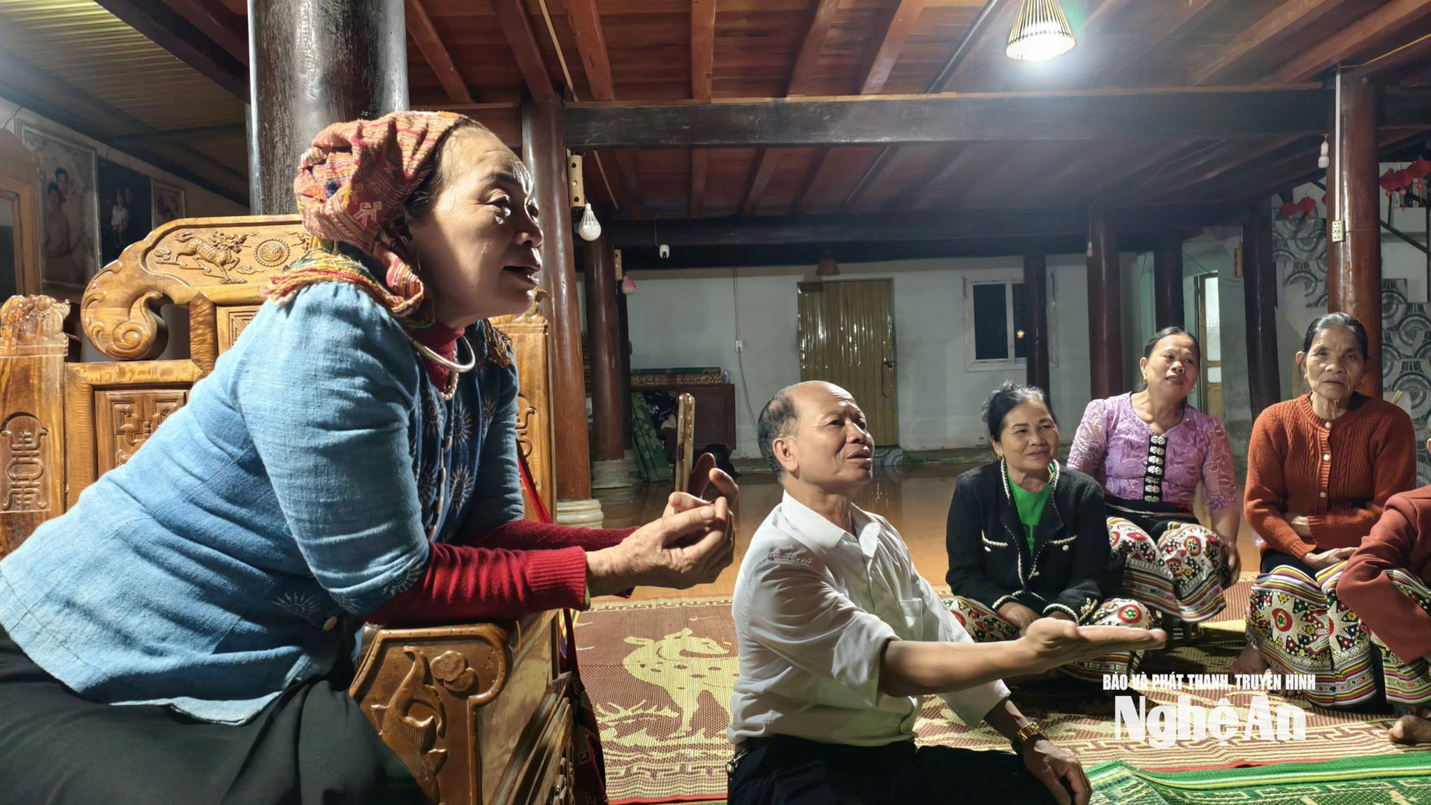 Bà Sầm Thị Xanh say sưa truyền dạy