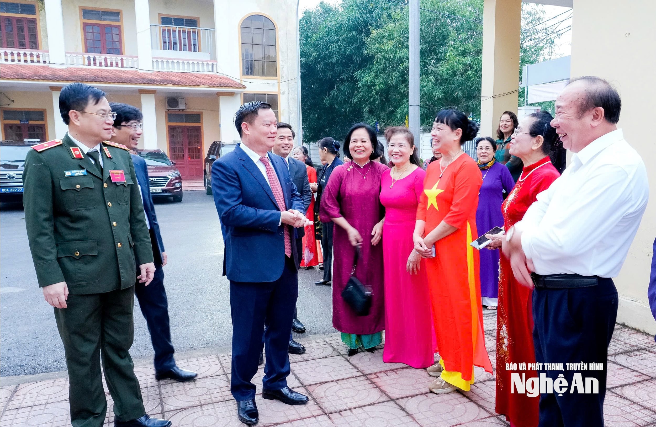 Bí thư Tỉnh uỷ Nguyễn Khắc Thận cùng các cử tri bỏ phiếu bầu đại biểu Quốc hội và HĐND các cấp