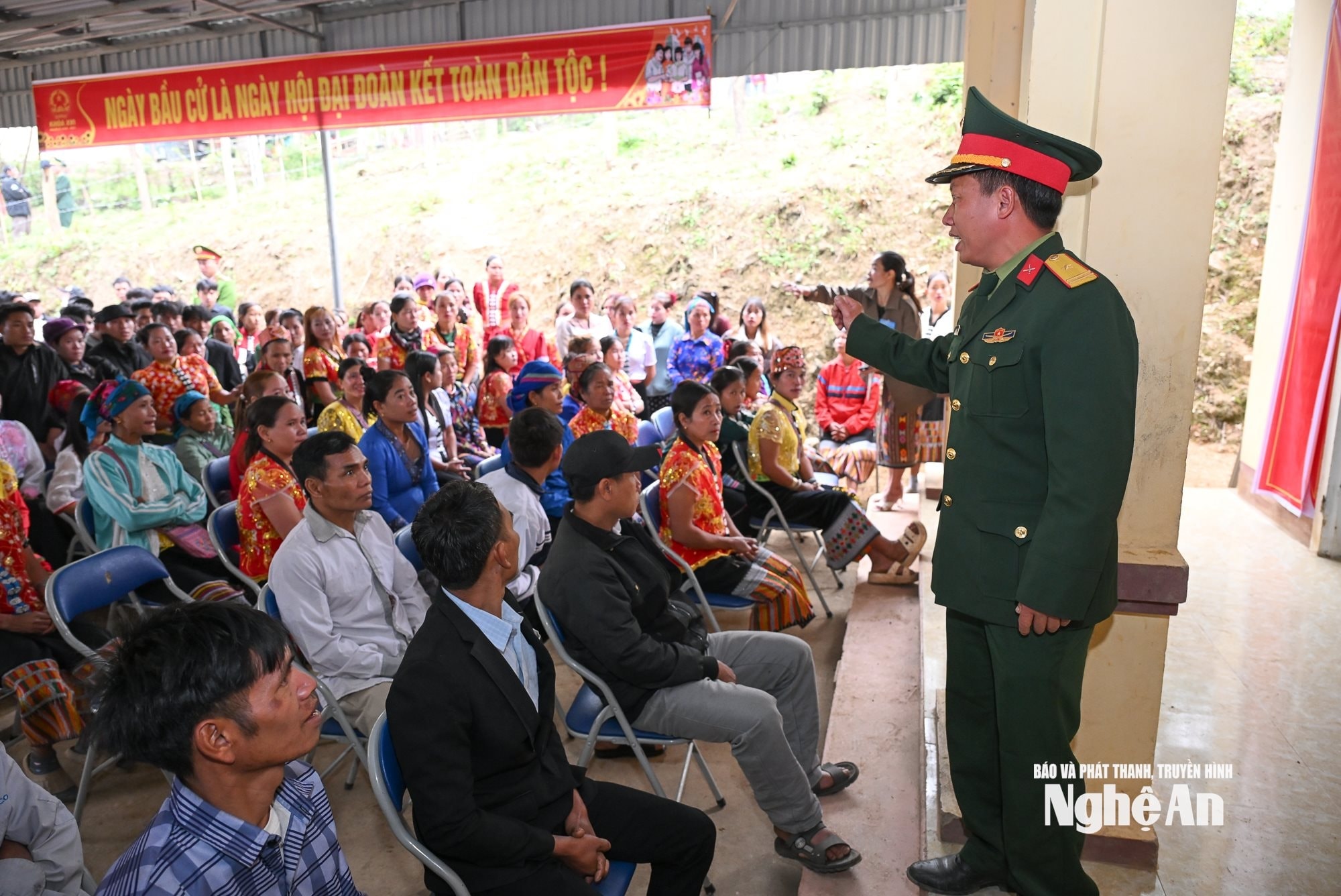 Cán bộ Đồn Biên phòng Keng Đu hướng dẫn người dân quy trình bỏ phiếu bằng tiếng Khơ Mú. Ảnh Thành Cường