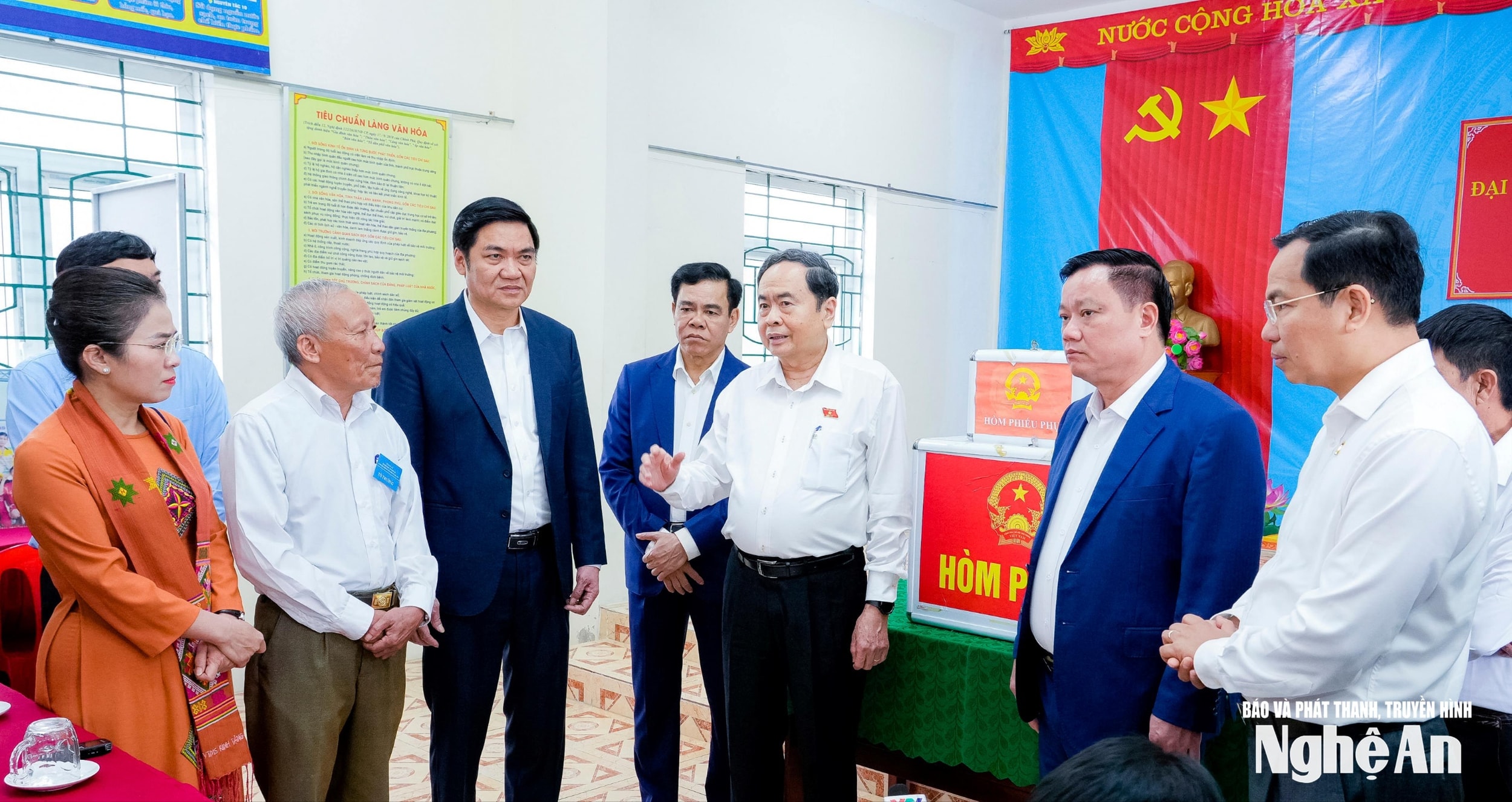 Chủ tịch Quốc hội đề nghị lãnh đạo tỉnh tiếp tục tăng cường lãnh đạo, chỉ đạo toàn diện công tác bầu cử trên địa bàn. ẢnhPhạm Bằng