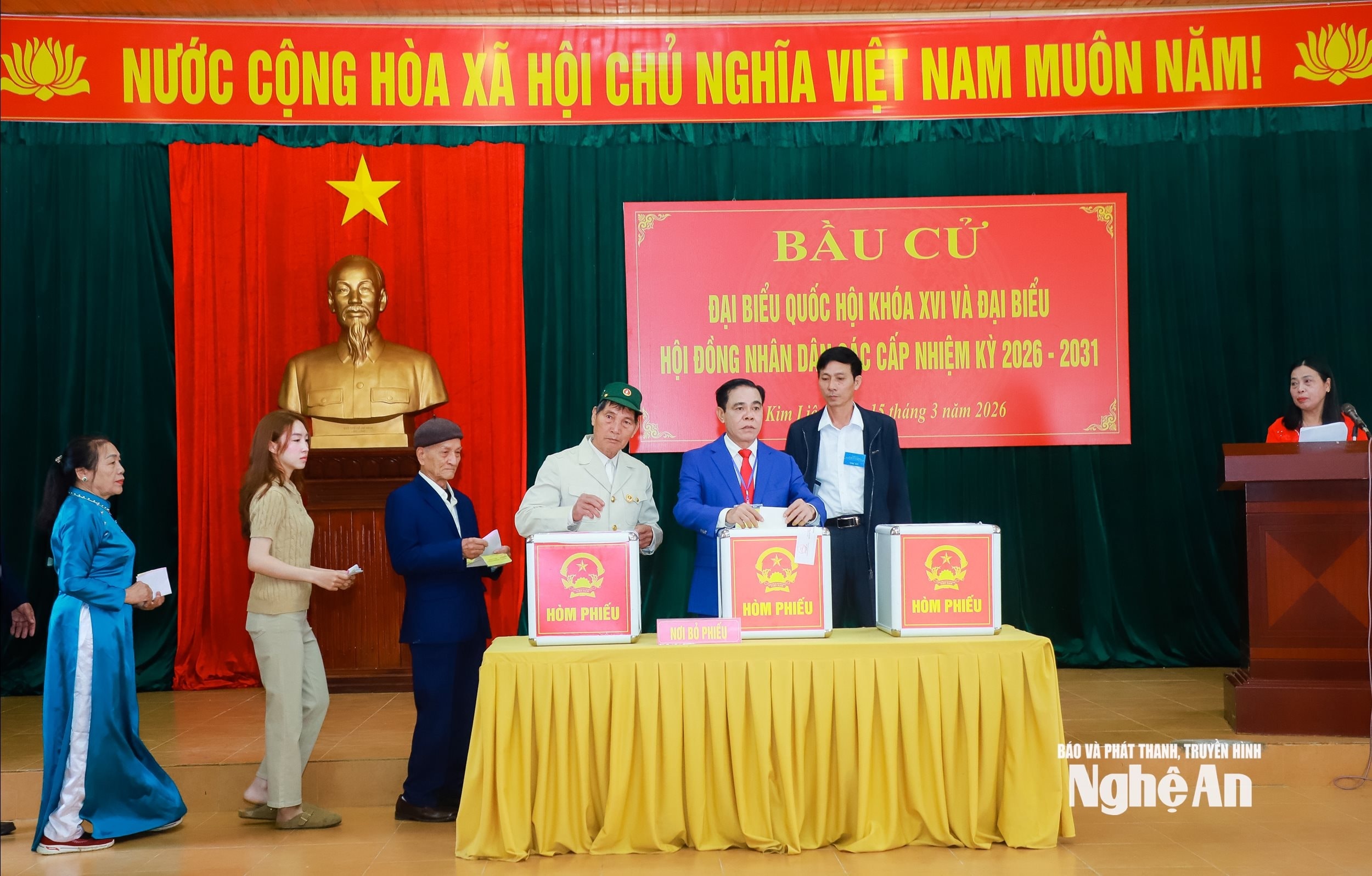 Chủ tịch UBND tỉnh Võ Trọng Hải bỏ phiếu bầu cử tại Khu vực bỏ phiếu số 8, xóm Sen 2, xã Kim Liên. ẢnhThành Duy