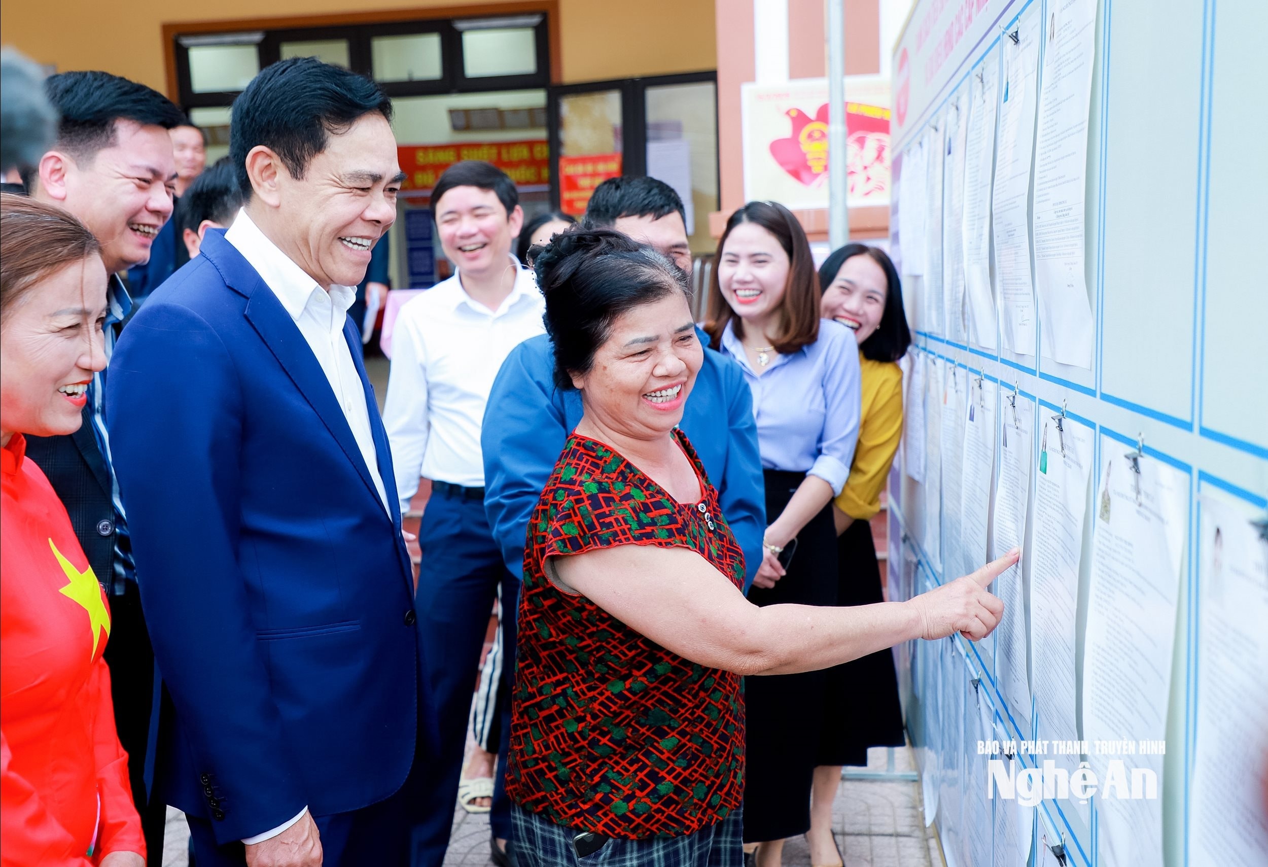 Chủ tịch UBND tỉnh Võ Trọng Hải nghe cử tri Khu vực bỏ phiếu số 3 ở xóm Đa Lạc, xã Đại Huệ chia sẻ quan điểm lựa chọn ứng cử viên sau khi đọc tiểu sử tóm tắt. Ảnh Thành Duy