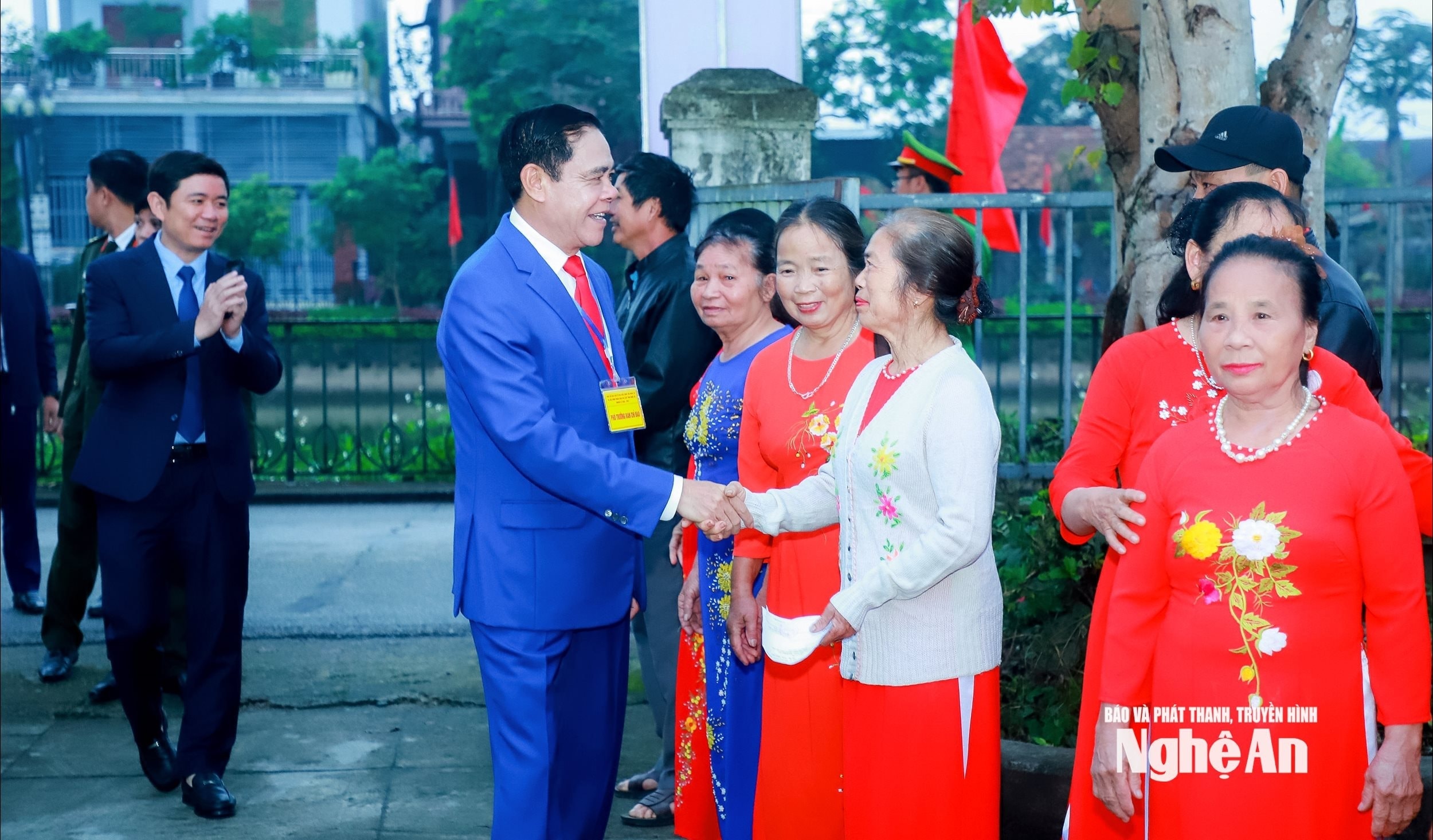 chu-tich-ubnd-tinh-vo-trong-hai-tro-chuyen-cung-cu-tri-xom-sen-2-xa-kim-lien.-anhthanh-duy(1).jpg