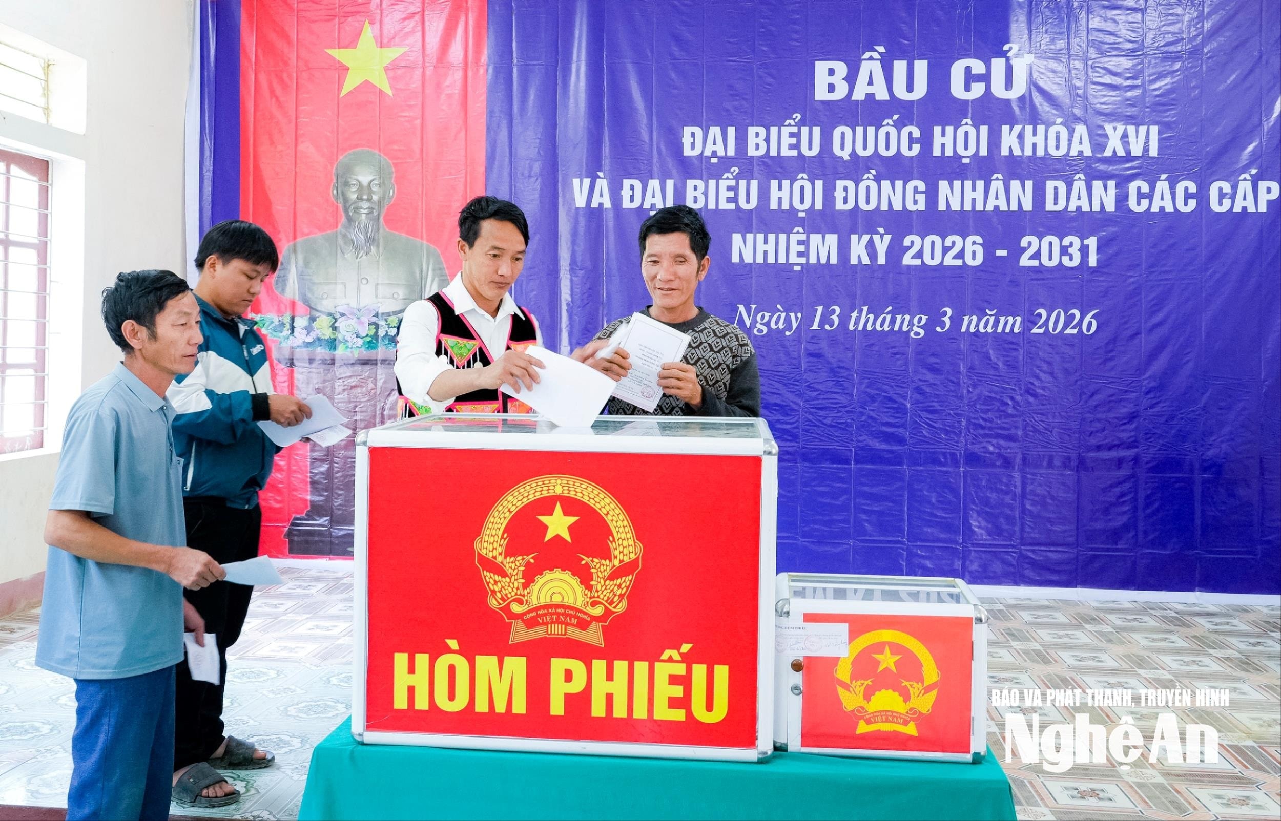 Cử tri bản Huồi Sơn, xã Tam Thái bỏ phiếu bầu đại biểu Quốc hội khóa XVI và đại biểu HĐND các cấp nhiệm kỳ 2026 - 2031. anhpb