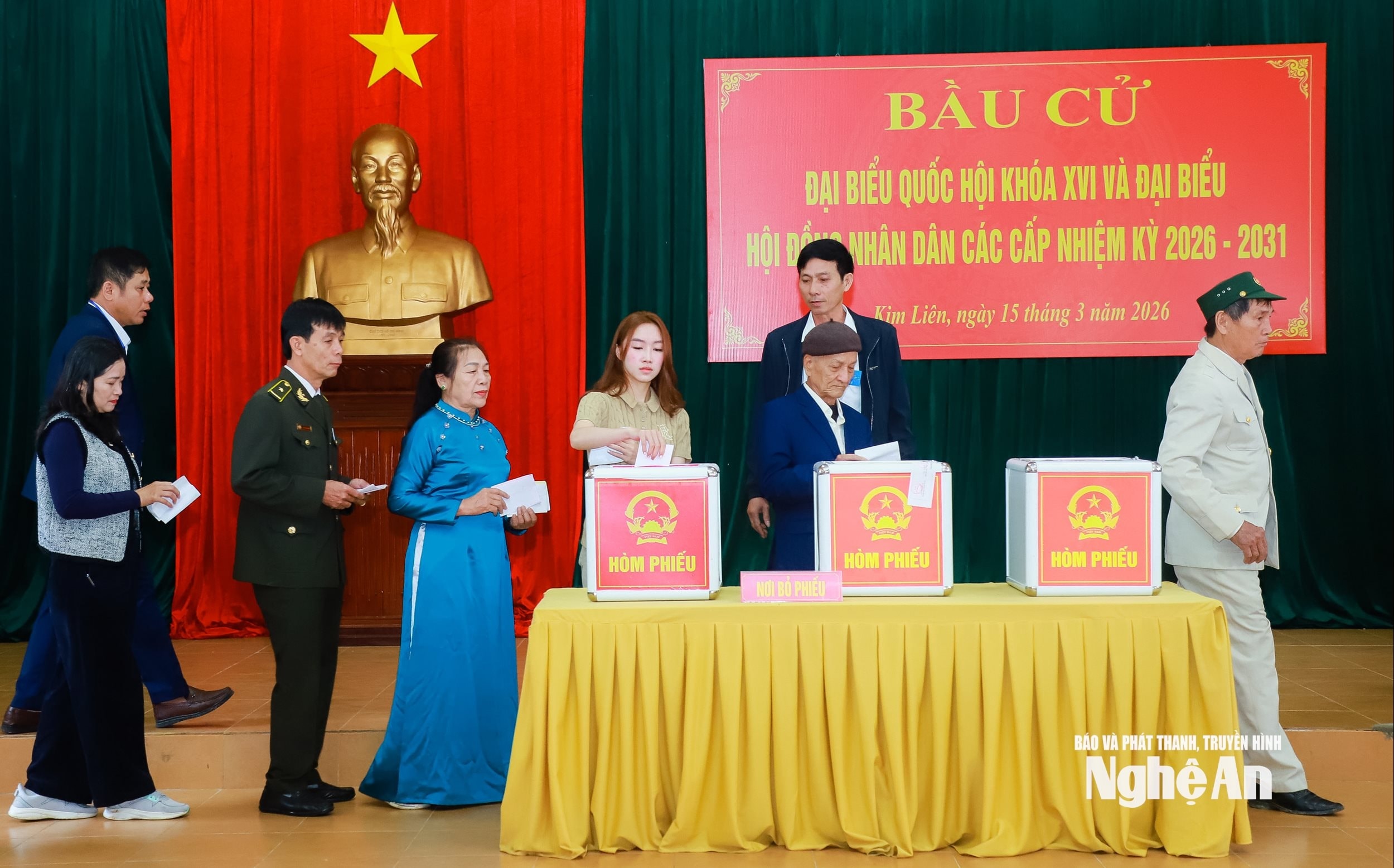 Cử tri bỏ phiếu bỏ bầu cử tại Khu vực bỏ phiếu số 8, xóm Sen 2, xã Kim Liên. ẢnhThành Duy