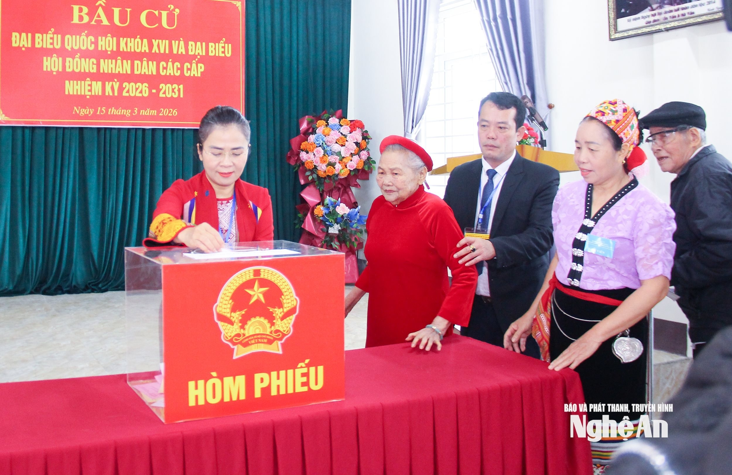Đồng chí Võ Thị Minh Sinh - Phó Bí thư Tỉnh ủy, Chủ tịch Uỷ ban MTTQ Việt Nam tỉnh, Trưởng Đoàn đại biểu Quốc hội tỉnh bỏ phiếu tại khu vực bầu cử số 9 xã Quỳ Hợp
