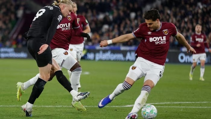 Haaland có cơ hội ghi bàn nhưng bị thủ môn West Ham từ chối