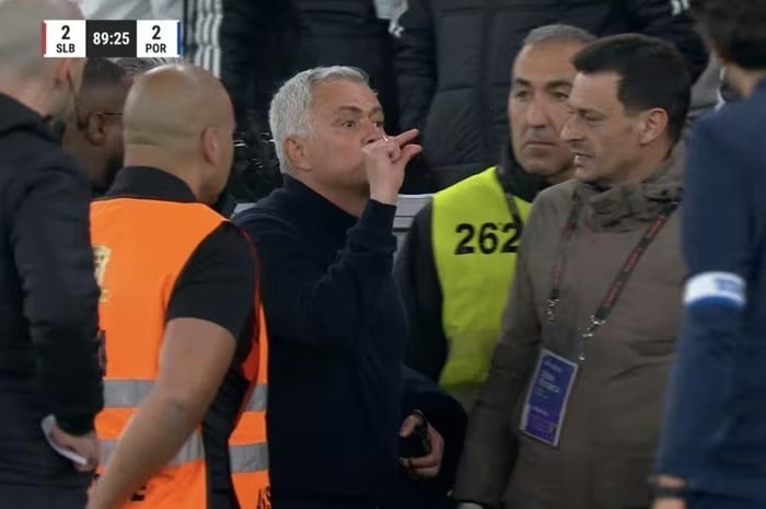 HLV Mourinho phải nhận án phạt 