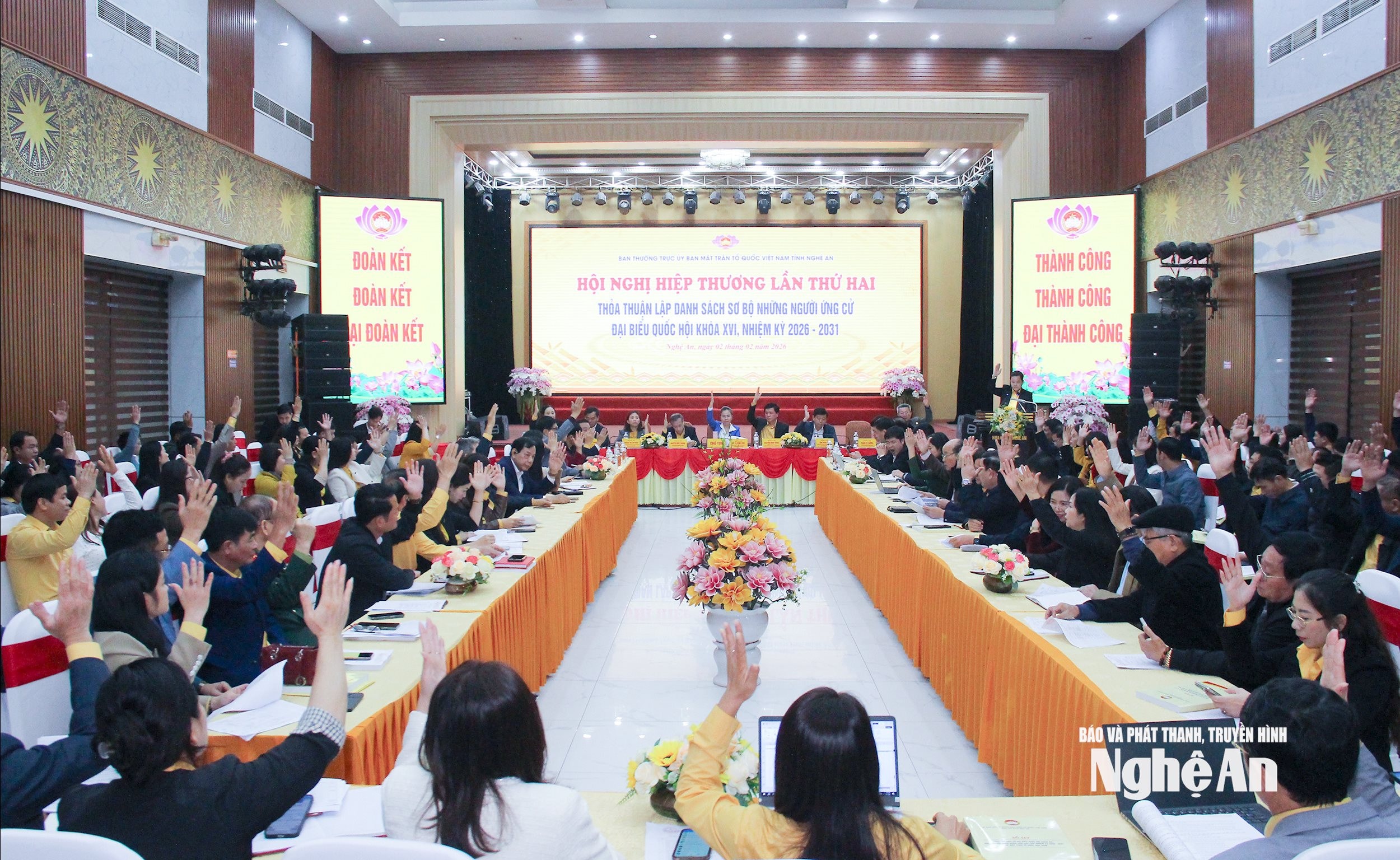 Hội nghị biểu quyết thông qua danh sách sơ bộ người ứng cử đại biểu Quốc hội khóa XVI của tỉnh Nghệ An. Ảnh tưlMai Hoa