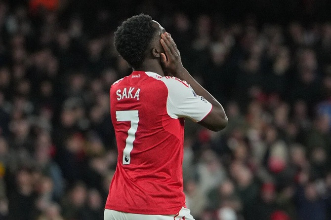 Bukayo Saka gặp khó khăn trước hàng thủ Everton