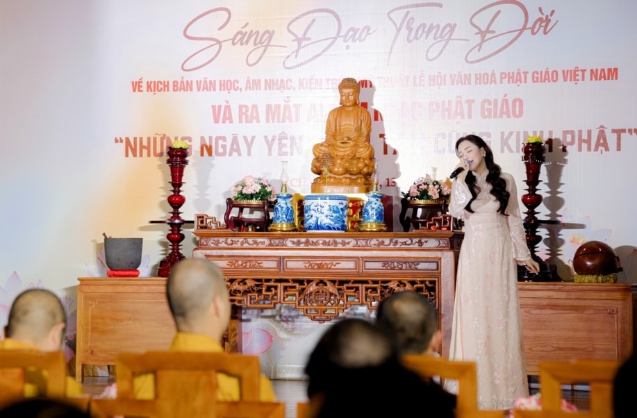 Album Những ngày yên chuyển thể kinh Phật sang tiếng Việt rõ ràng và dễ hiểu.