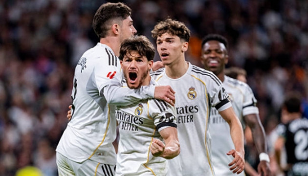 Các cầu thủ Real Madrid ăn mừng chiến thắng thuyết phục trước Elche trên sân nhà Santiago Bernabeu.
