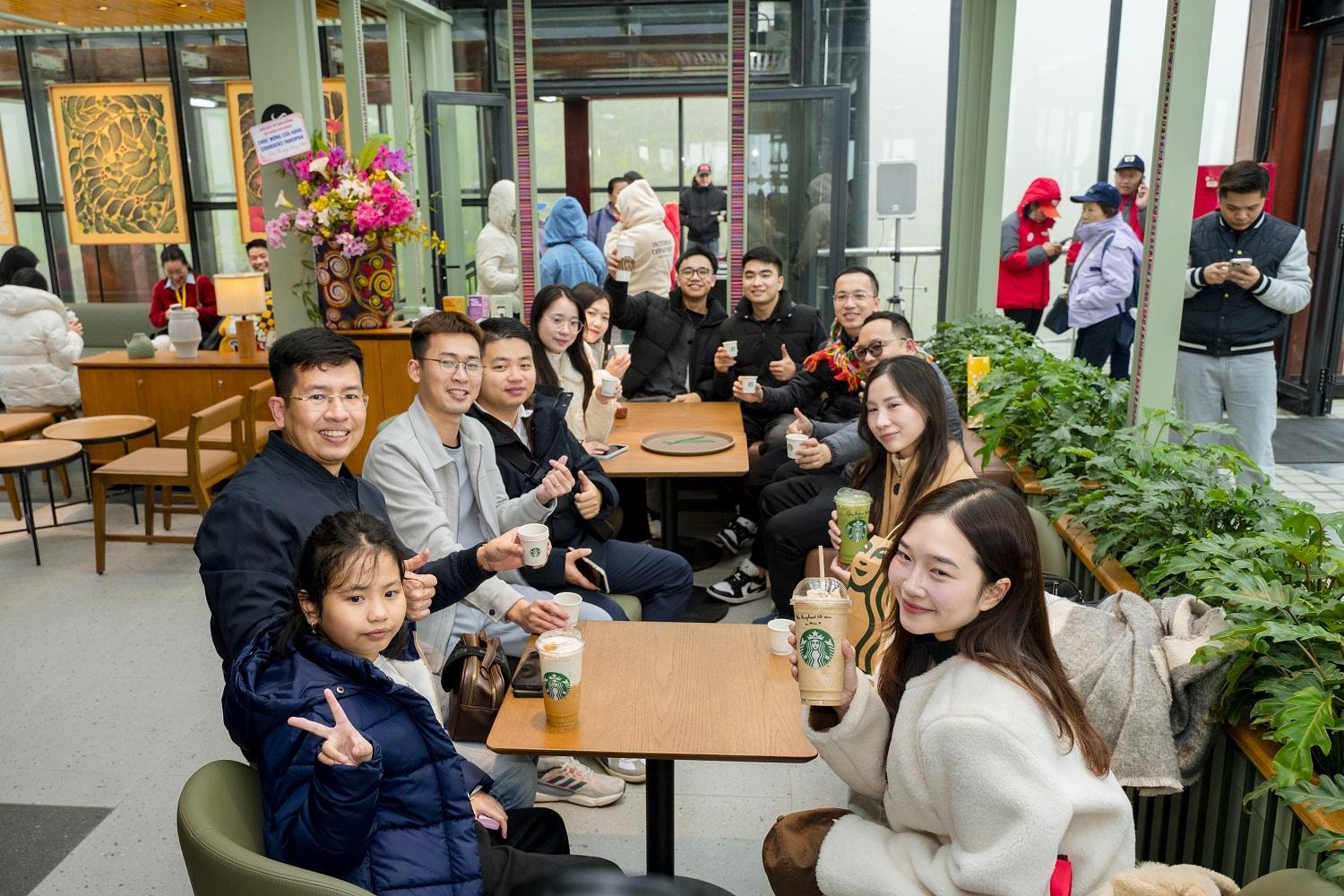 Không gian tại Starbucks Fansipan được thiết kế đa dạng với ấm cúng của màu gỗ, đặc sắc nét bản địa.