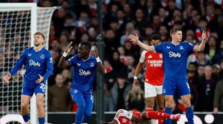 Trận đấu giữa Arsenal và Everton diễn ra hấp dẫn ngay từ những phút đầu tiên.