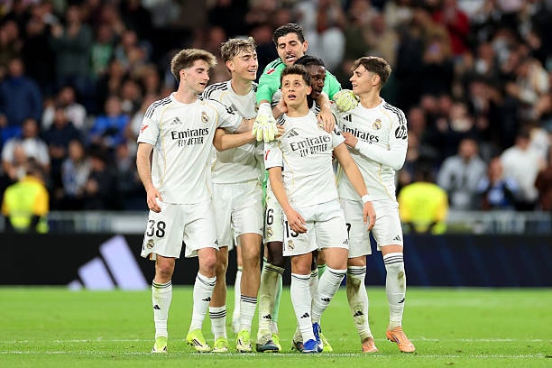 Real Madrid ăn mừng chiến thắng 4-1 trước Elche trên sân nhà Bernabeu.