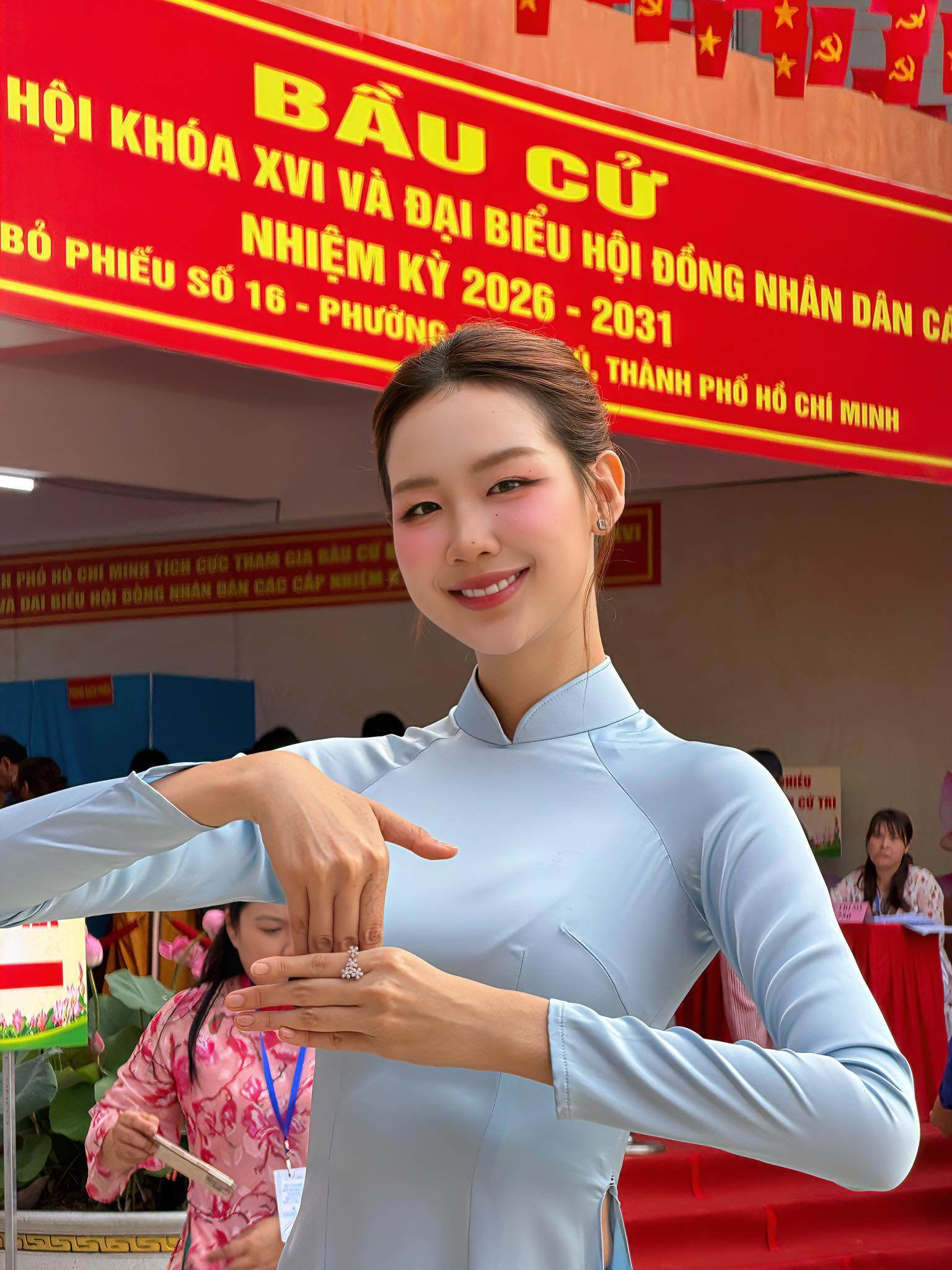 Hoa hậu Lê Nguyễn Bảo Ngọc diện áo dài tại điểm bầu cử.