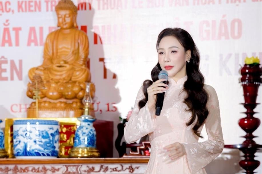 Hồ Quỳnh Hương tại buổi ra mắt album Những ngày yên - Tịnh tâm cùng Kinh Phật ở Chùa Quán Sứ, Hà Nội.