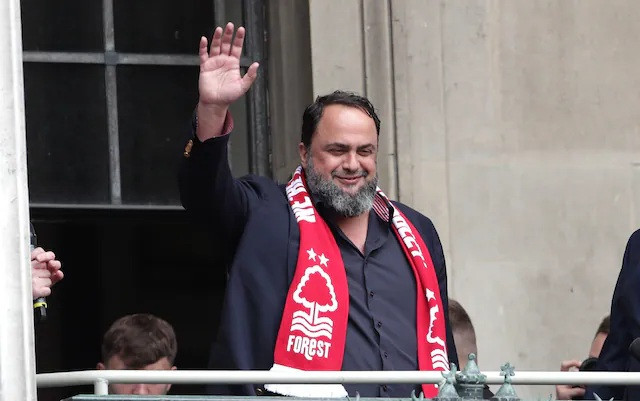 Evangelos Marinakis Marinakis là một nhân vật kỳ lạ của Ngoại hạng Anh.