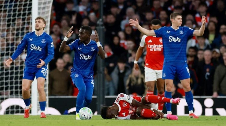 Các cầu thủ Arsenal gặp nhiều khó khăn trước hàng thủ dày đặc của Everton