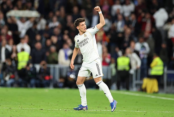 Arda Guler ăn mừng bàn thắng siêu phẩm từ khoảng cách hơn 50m vào lưới Elche.