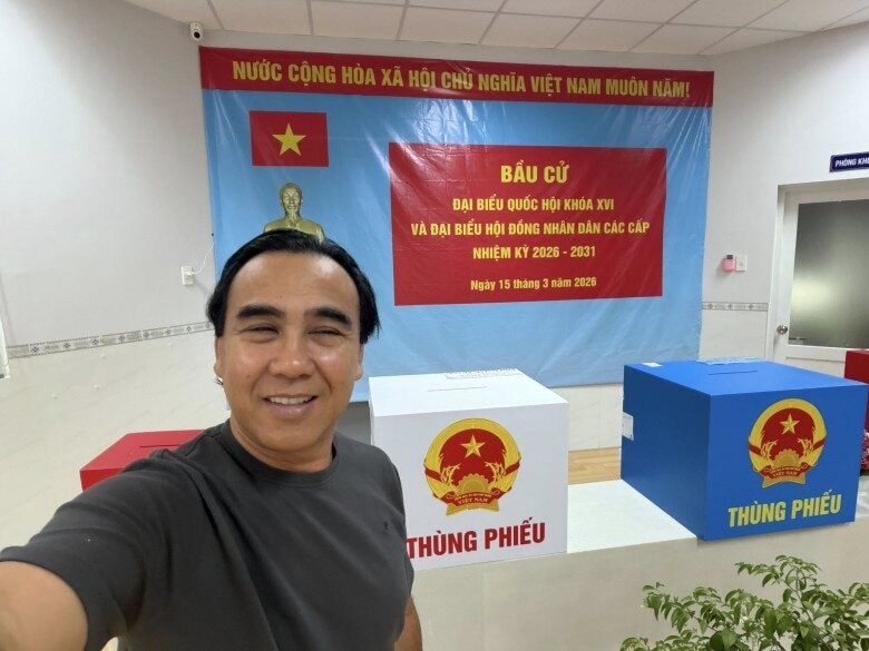 MC Quyền Linh thực hiện quyền bầu cử và kêu gọi mọi người tham gia.