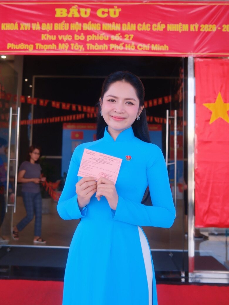 Ca sĩ Duyên Quỳnh mặc áo dài xanh đi bầu cử tại TP.HCM.
