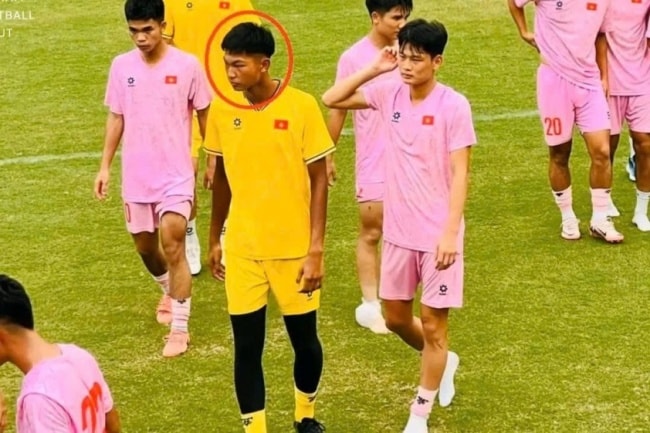 Thủ môn Việt kiều Nguyễn Bá Nhật Ka trong buổi tập trung cùng U19 Việt Nam.