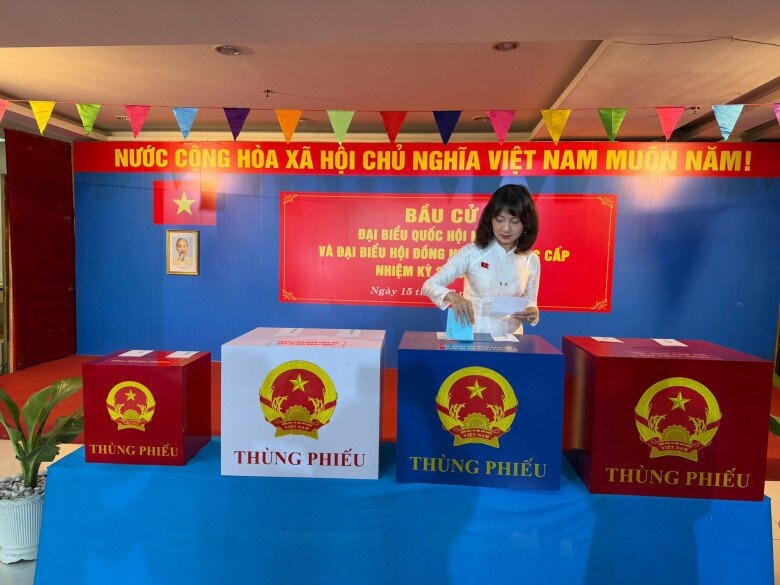 NSND Mỹ Uyên cùng bạn bè diện áo dài đi bầu cử.