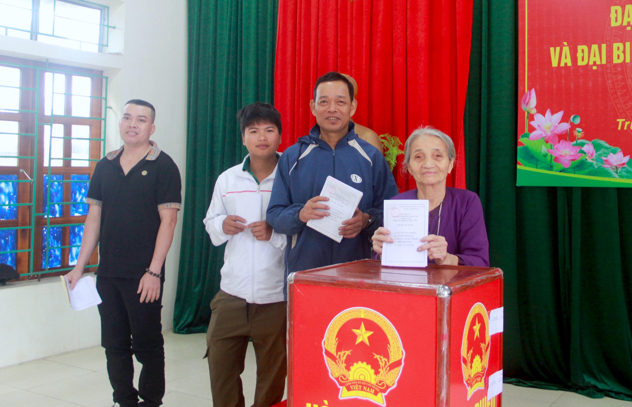 Người dân giáo xứ Nhân Hoà xã Trung Lộc tham gia bầu cử. Ảnh Quang An