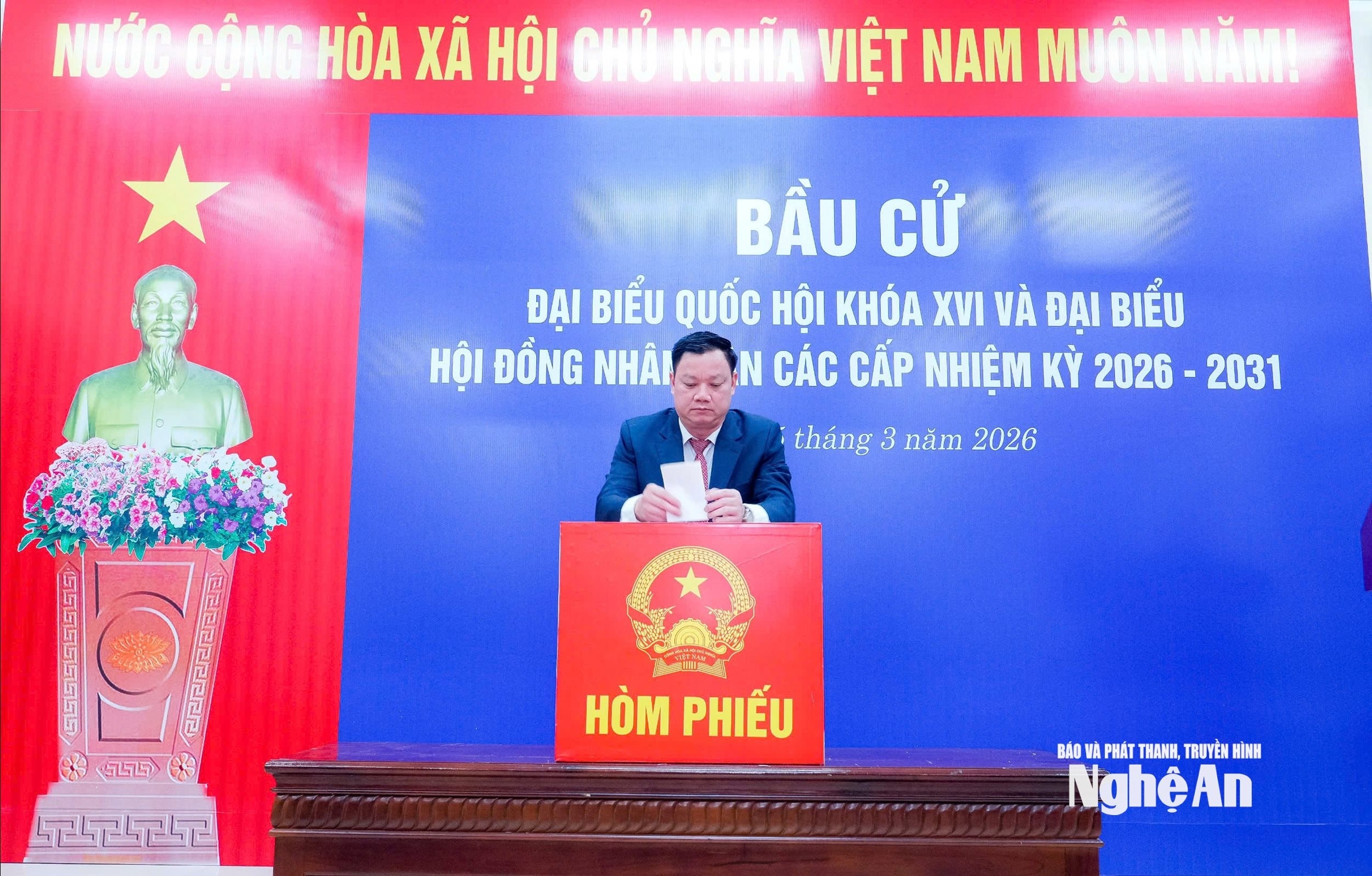 Ủy viên Trung ương Đảng, Bí thư Tỉnh ủy Nguyễn Khắc Thận bỏ phiếu bầu cử. Ảnh\Phạm Bằng