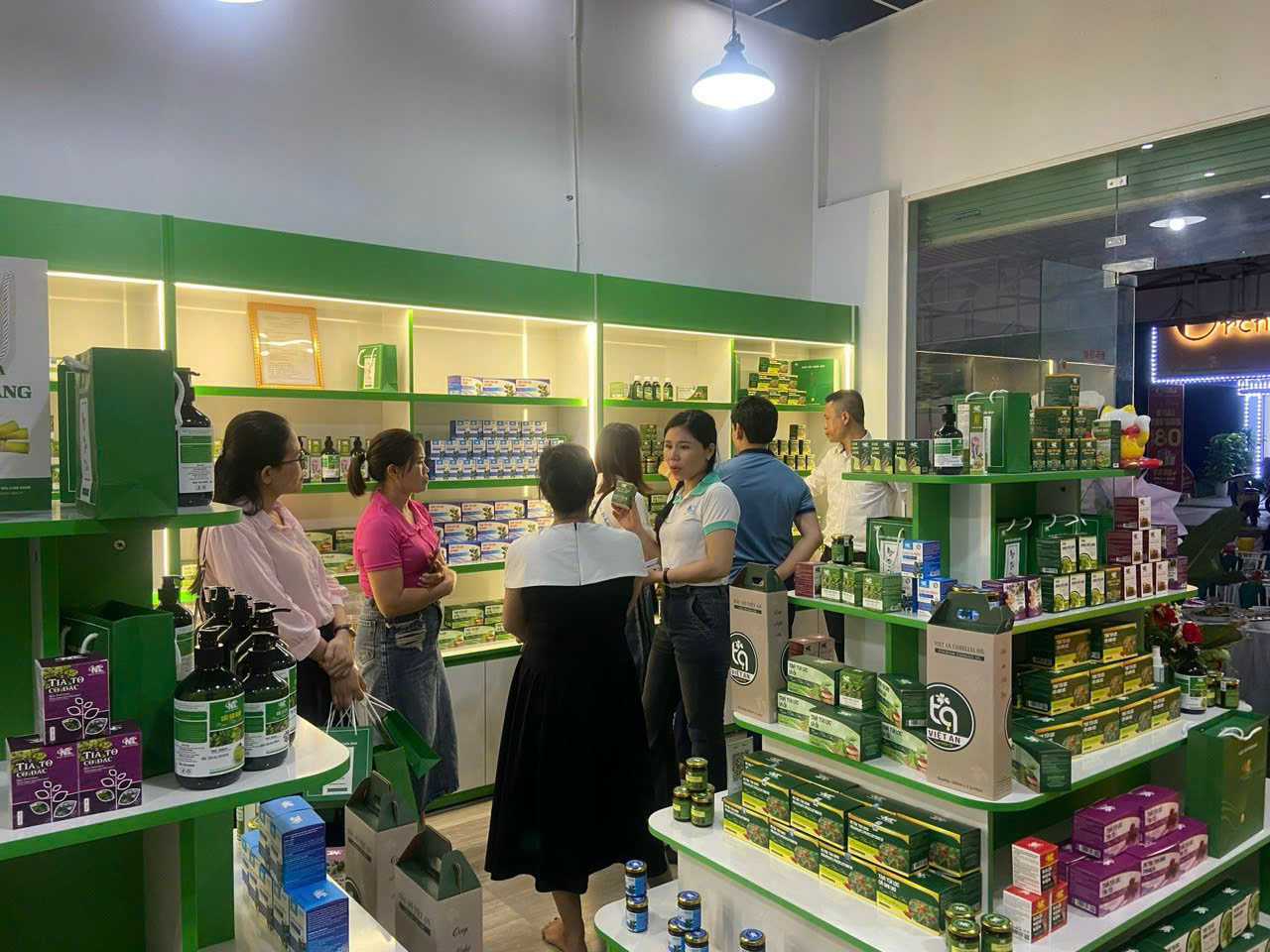 Khách hàng tham quan các sản phẩm OCOP của HTX Dược liệu Nghĩa Đàn. Ảnh: C.T.V