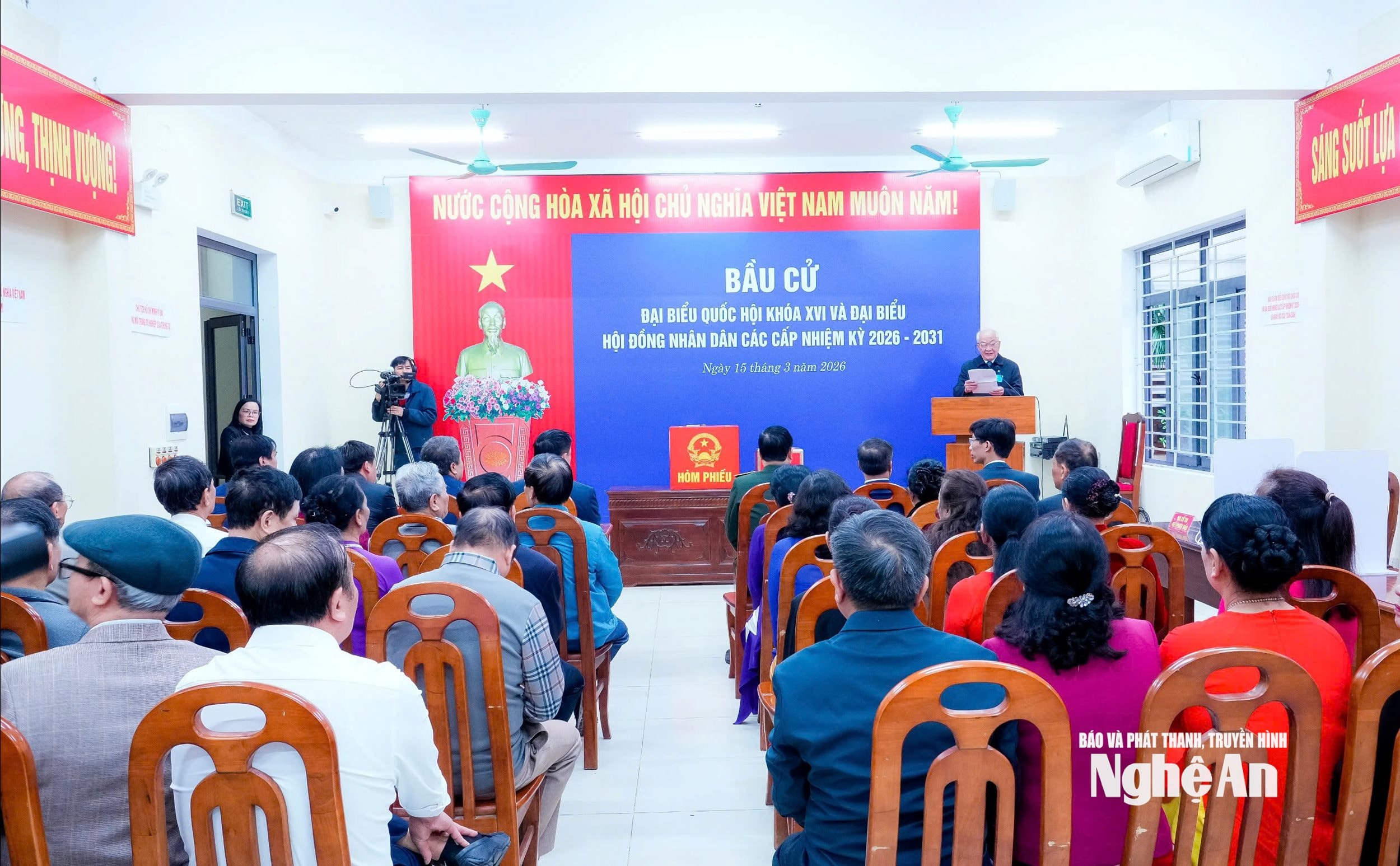 Toàn cảnh điểm bầu cử Khối 4 - Phường Trường Vinh. Ảnh: Phạm Baqn