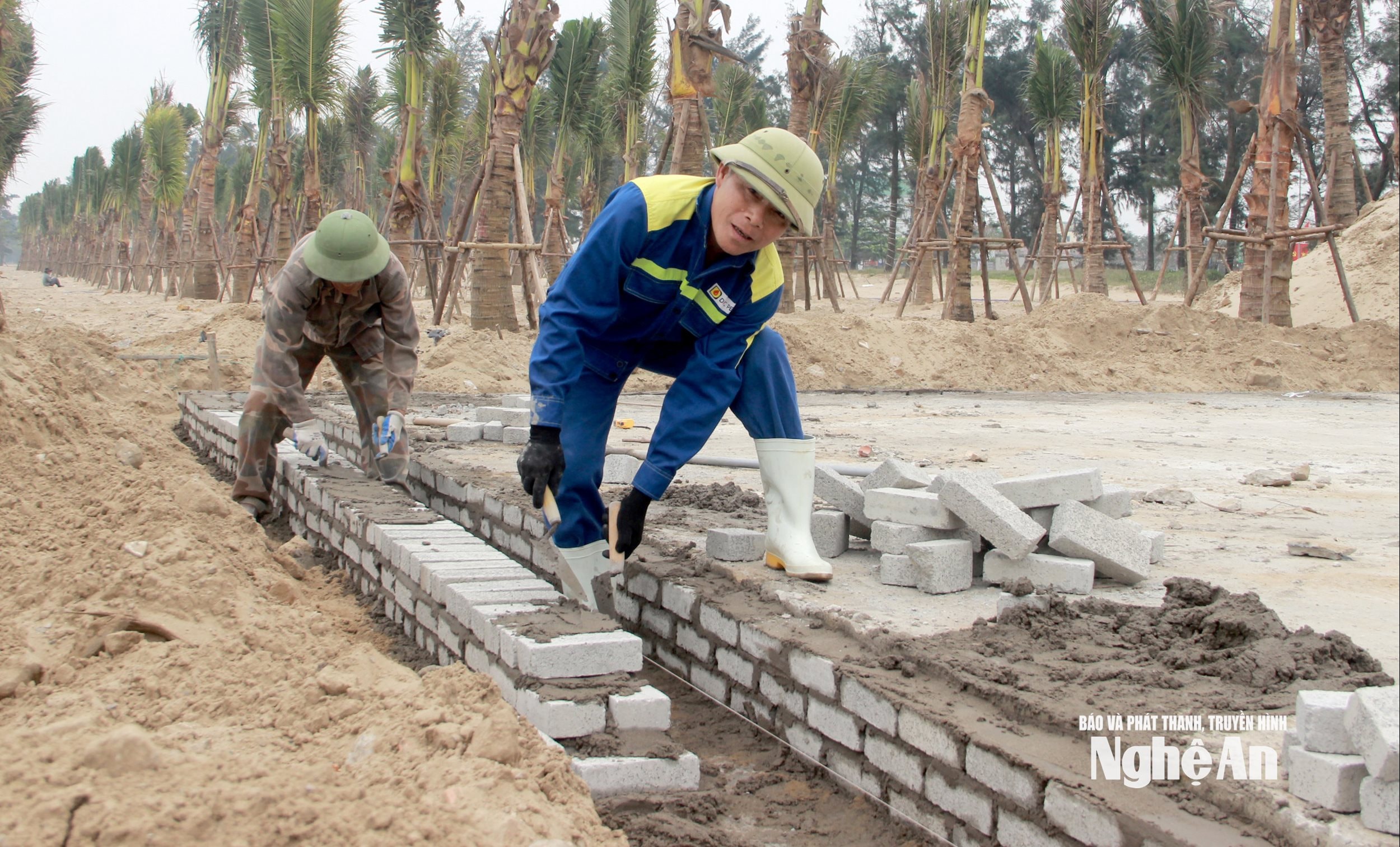 Pekerja pembinaan membina kemudahan mandi.