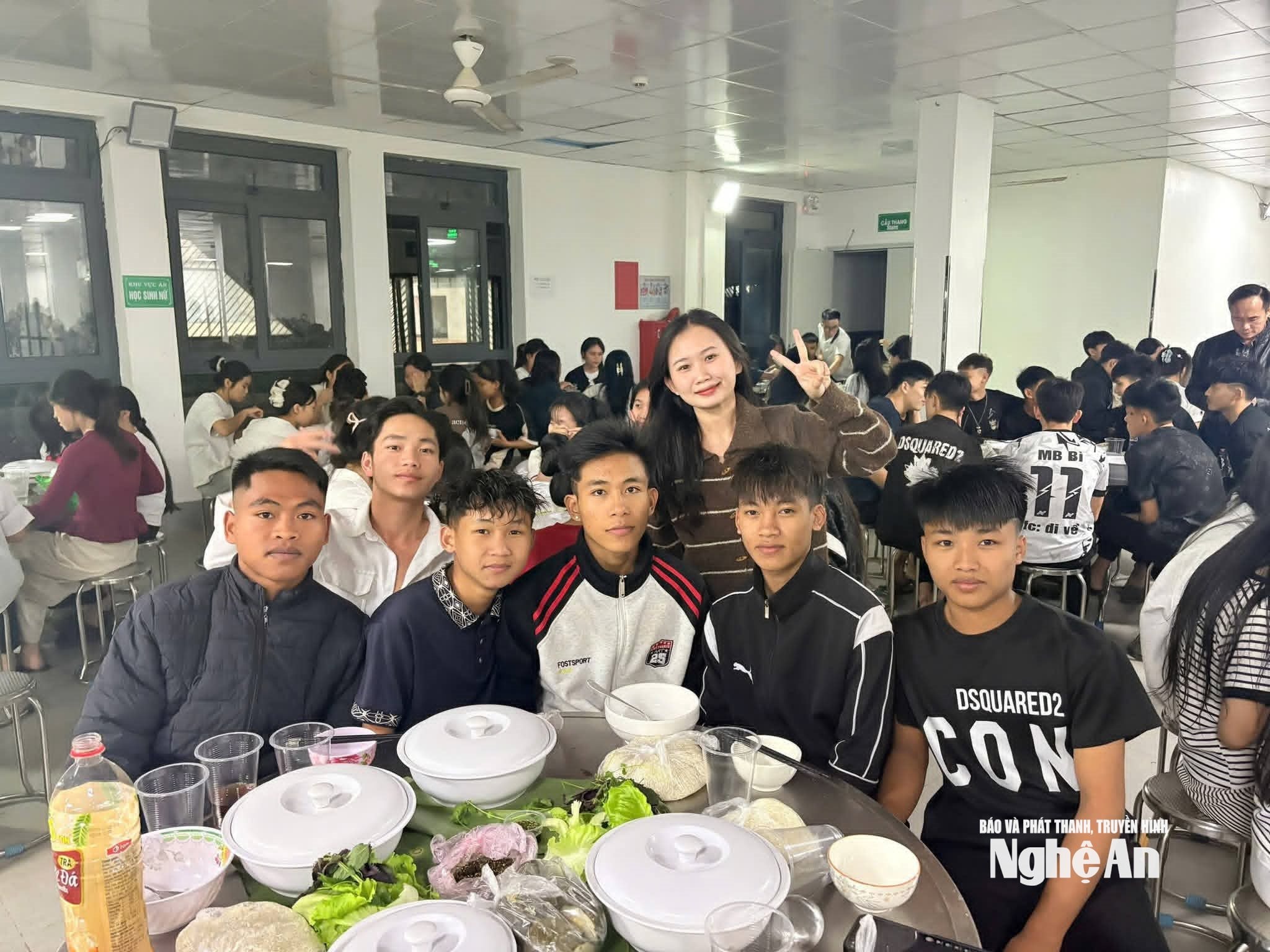 Bữa ăn của học sinh bán trú Trường THPT Kỳ Sơn. Ảnh - MH