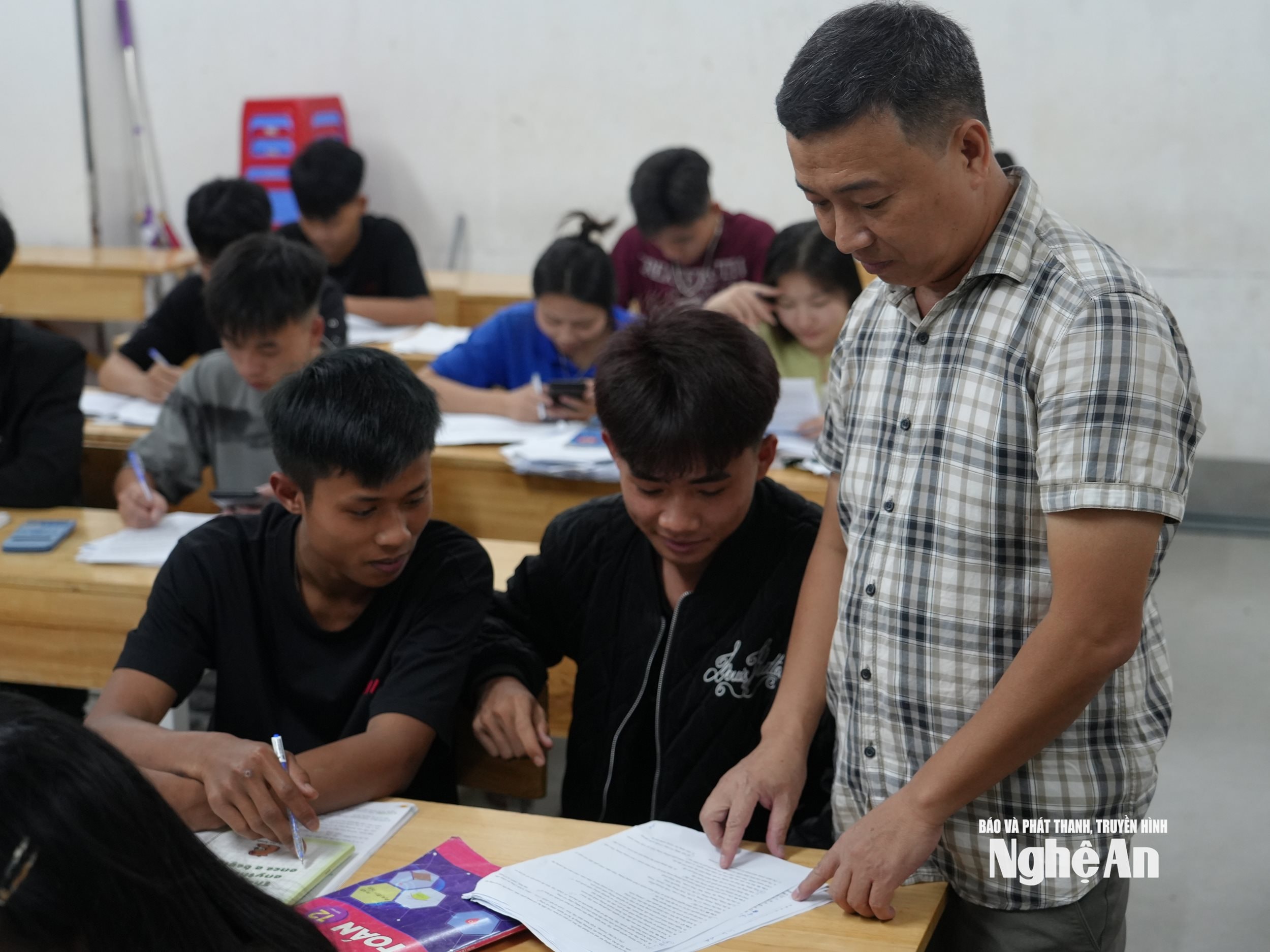 Giáo viên Trường THPT Kỳ Sơn tự nguyện dạy thêm miễn phí cho học sinh vào các buổi tối. Ảnh - MH