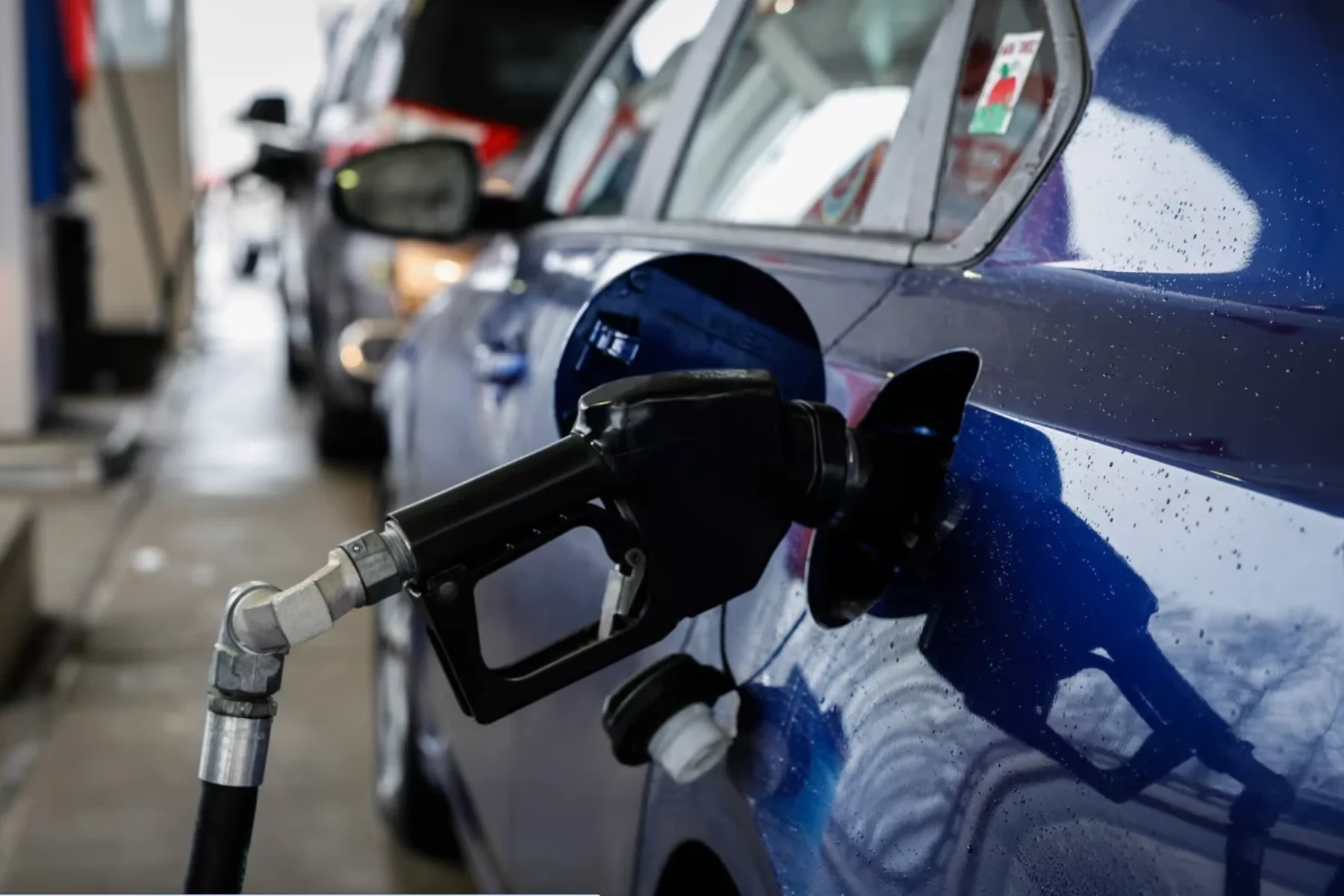 Giá xăng dầu hôm nay 17/3/2026: Giá dầu thô thế giới tăng mạnh, RON95 và diesel giữ nguyên