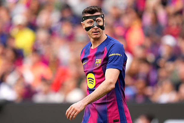 Robert Lewandowski phung phí hàng loạt cơ hội ngon ăn trong trận thắng của Barca.