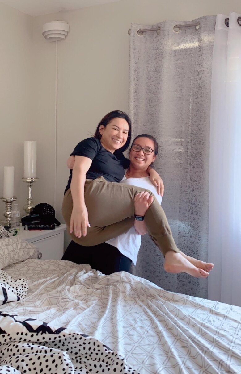Con gái của cố ca sĩ Phi Nhung chia sẻ lại khoảnh khắc ôm và bế mẹ trong một kỷ niệm cũ.